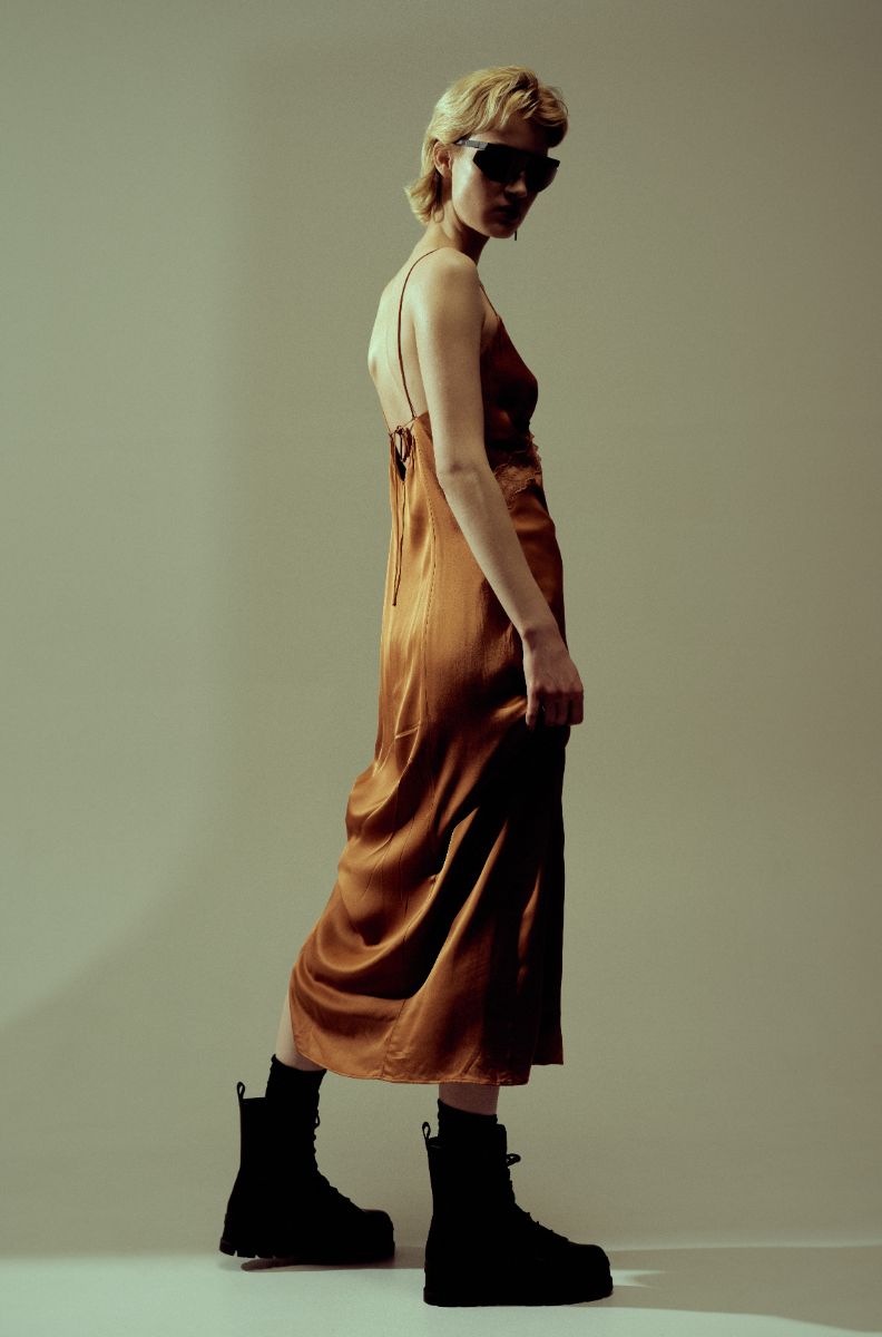 Vestido, Ivy & Oak. Collants, Falke. Botas, UGG. Óculos, Viu.