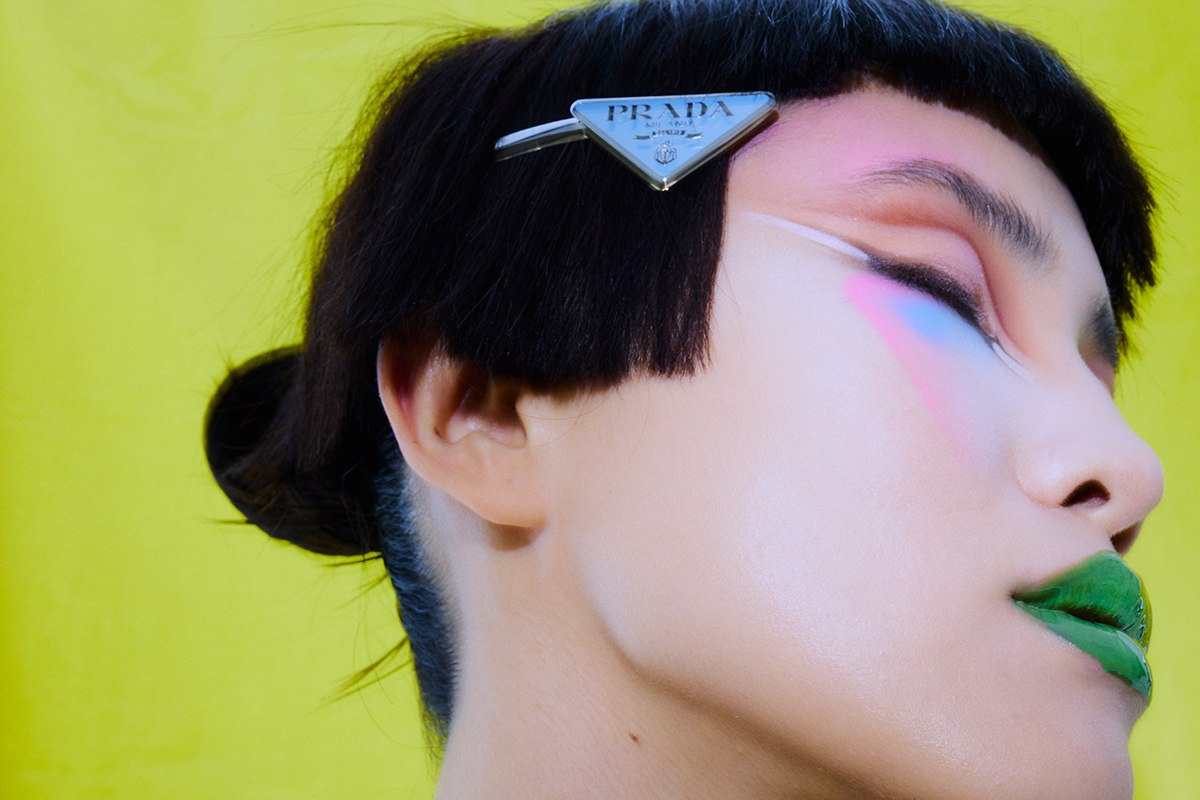 Gancho, PRADA. Base Studio Radiance Face & Body Radiant Sheer, no tom C0, MAC. Gel de sobrancelhas The Brow Glue, no tom Transparent, € 7,90, NYX COSMETICS, em DOUGLAS.PT. Sombras de olhos da coleção Mothership IX: Huetopian Dream, nos tons Xtreme Plum Noir, Skinshow Nude Xtasy e Astral Venusian Orchid, € 121, PAT MCGRATH LABS. Sombras de olhos da coleção New Nude Pallette, nos tons Teddy e Raw, € 72,99, HUDA BEAUTY, em SEPHORA.PT. Eyeliner Epic Wear Waterproof, nos tons Pure White e Burnt Sienna, NYX COSMETICS. Sombras de olhos (usadas nas maçãs do rosto) da coleção Jawbreaker, no tom Bubble Gum e Brain Freeze, JEFFREE STAR COSMETICS. Pigmento em creme (usado nos lábios) 12 Flash Color Case, no tom Green, MAKEUP FOREVER.