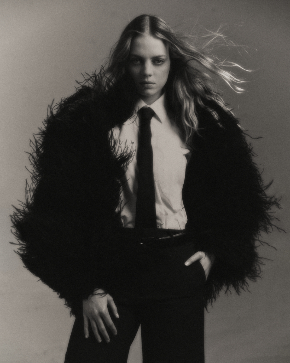 Casaco, MARIA GOROF. Camisa, CASA OTRURA. Calças, BURBERRY. Gravata, CAROLINA HERRERA. Sapatos, HUGO BOSS. Casaco, MARIA GOROF. Camisa, CASA OTRURA. Calças, BURBERRY. Gravata, CAROLINA HERRERA. Sapatos, HUGO BOSS.
