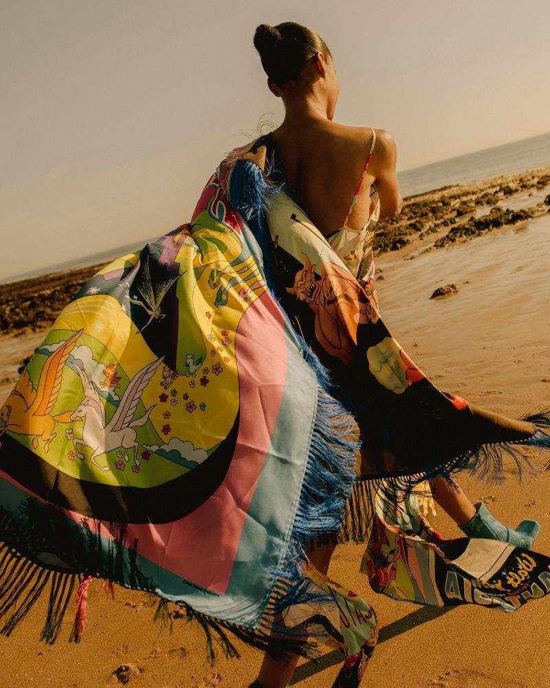 Vestidos (um deles usado como lenço), ambos STELLA MCCARTNEY. Botas, ROKER.