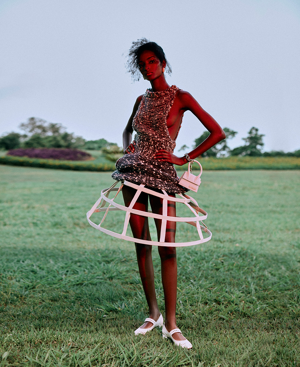 Vestido, Chanel, na Trash Chic. Brincos, Vick Zuffo. Pulseira, Jana Favoreto. Carteira, Jacquemus, na Bobags. Sapatos, Christian Dior. Saiote, Fernanda Yamamoto.