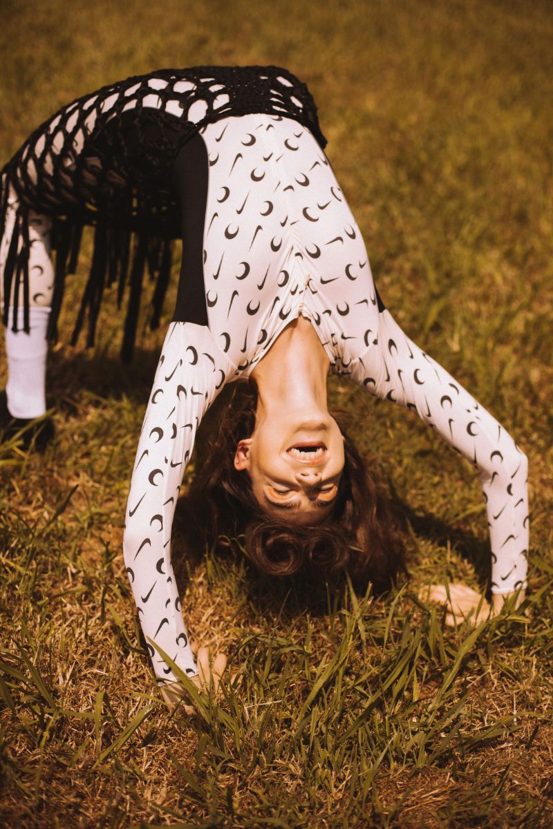 Bodysuit, Marine Serre x Nike. Saia, Susana Bettencourt. Sapatos, Hugo Boss. Meias, Nike.