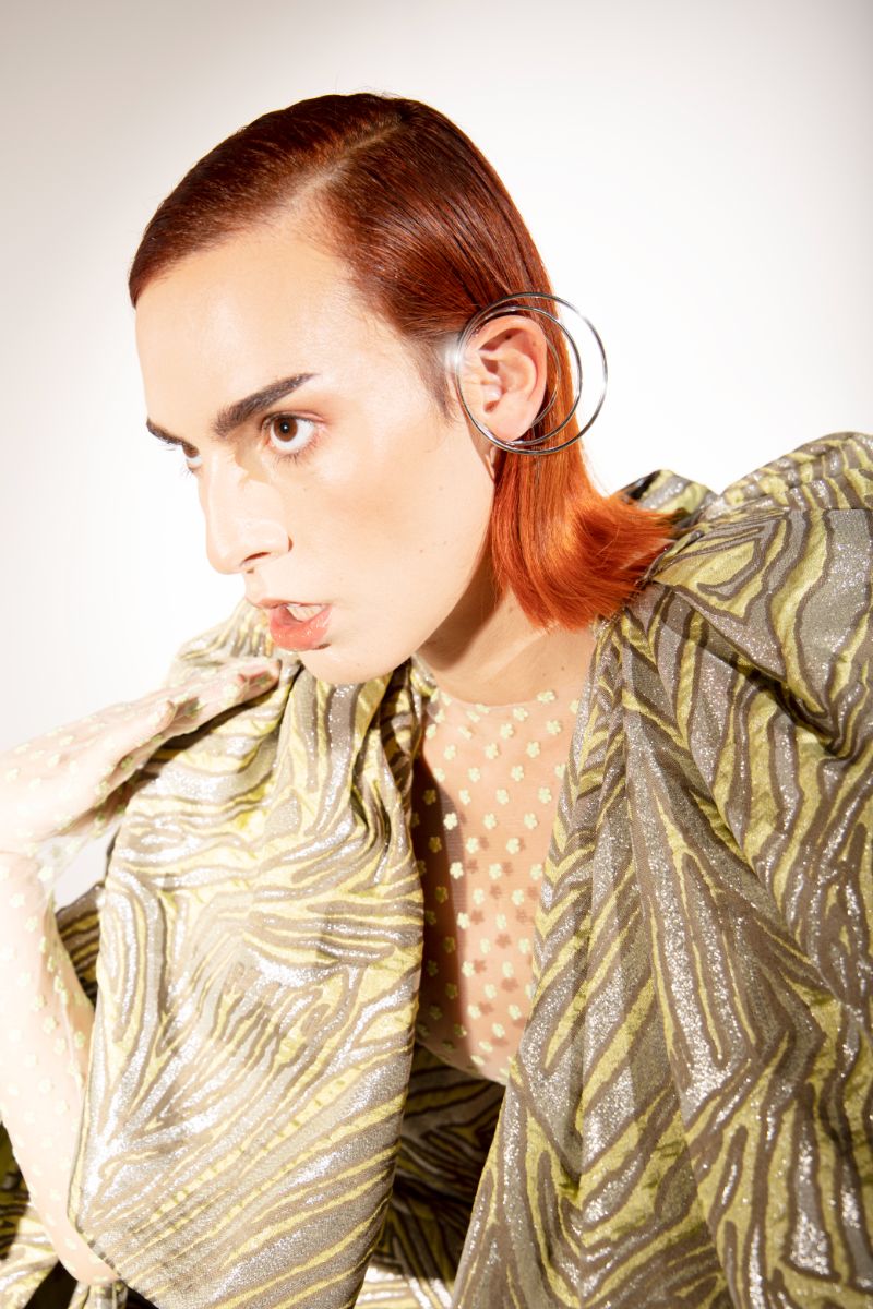 Capa e top, ambos Tamara Pauny. Ear cuff em prata de lei, MAM Originals.