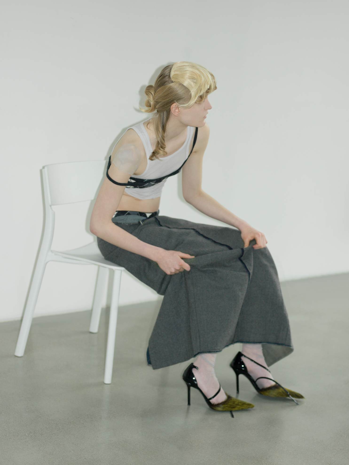 Soutien, PALOMA WOOL. Top, da produção. Saia, MM6 MAISON MARGIELA. Sapatos, ACNE STUDIOS.