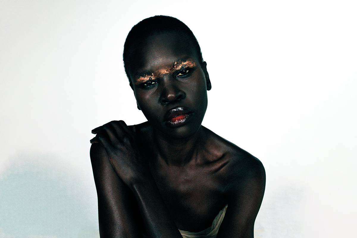 ©Photography by Hugo Comte. Styling by Cláudia Barros.