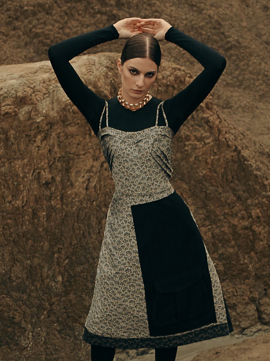 Vestido, Maison Margiela. Jumpsuit, Medeea Ene. Colar, Swarovski.