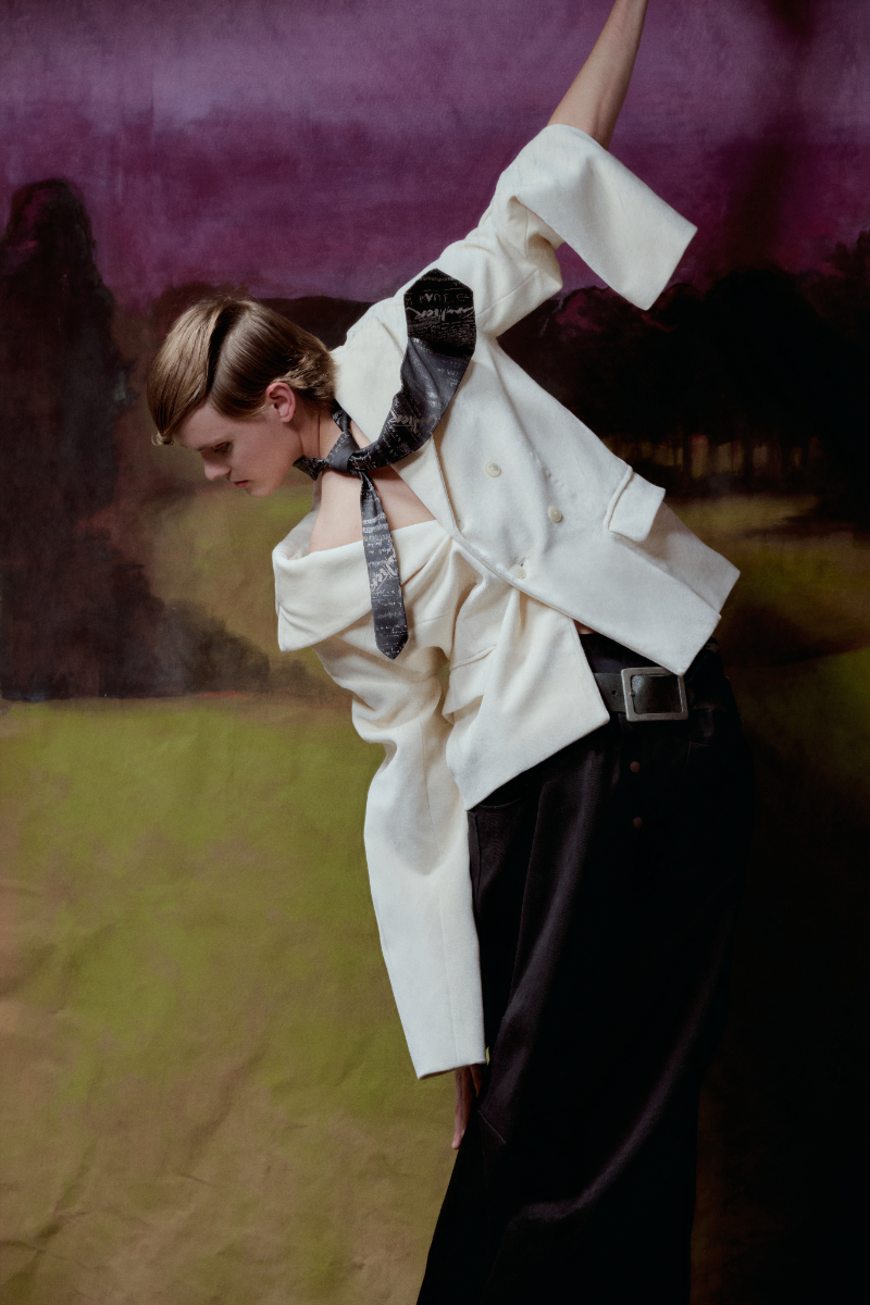 Blazer e calças, DAVE VROOLAND. Gravata, JEAN PAUL GAULTIER. Cinto e meias, da produção. Sapatos, NINAMOUNAH. 