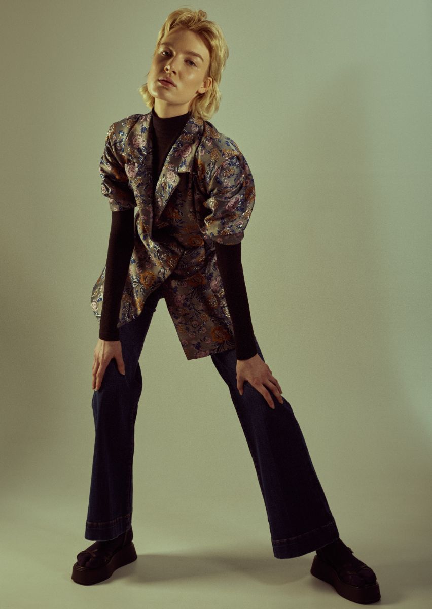 Vestido, Danny Reinke. Body, Falke. Jeans, 7 For All Mankind. Sapatos, Vagabond.