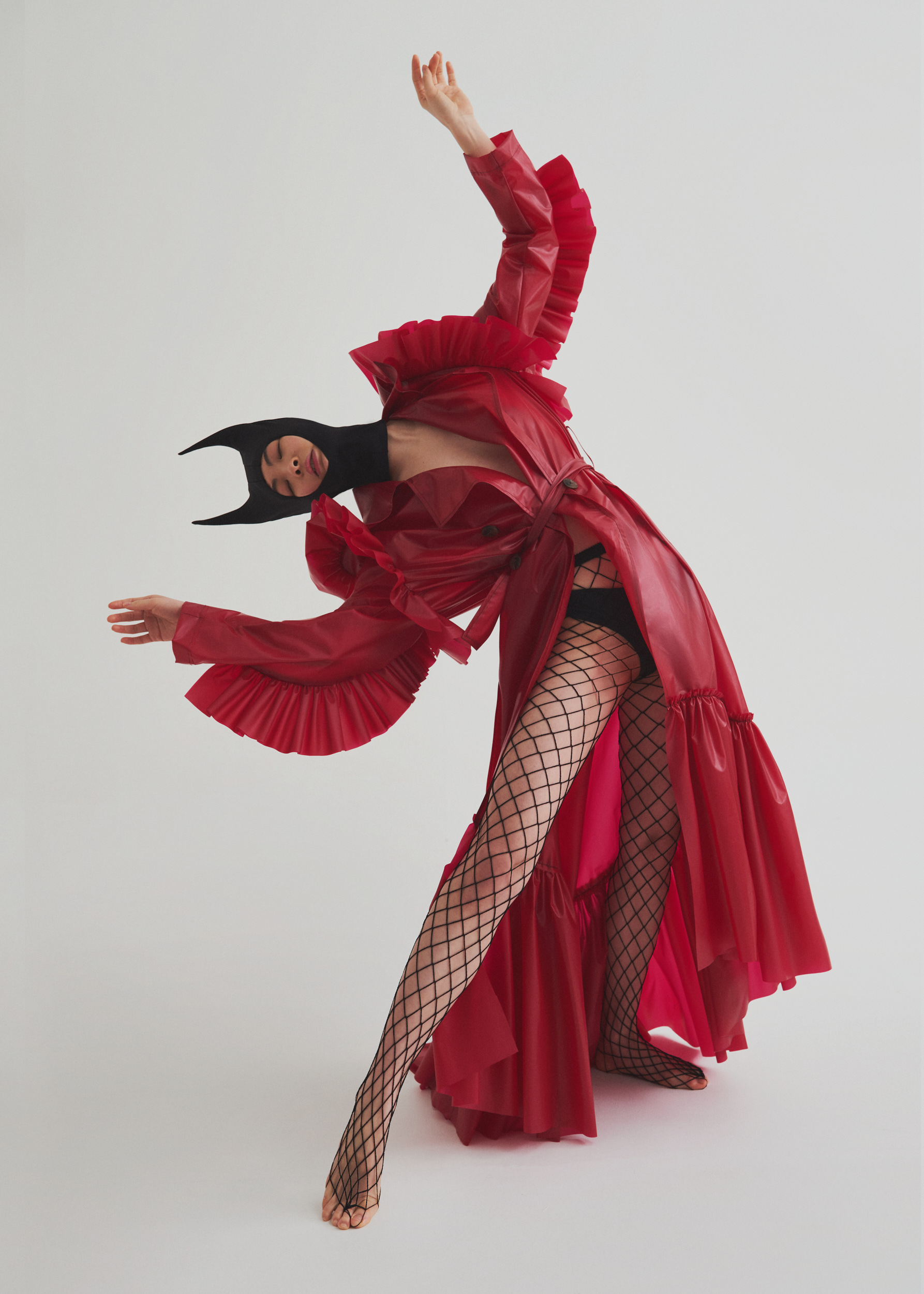 Headpiece, Emeerree Studio. Trench coat em vinil, Ana Locking. Collants, Woolford.
