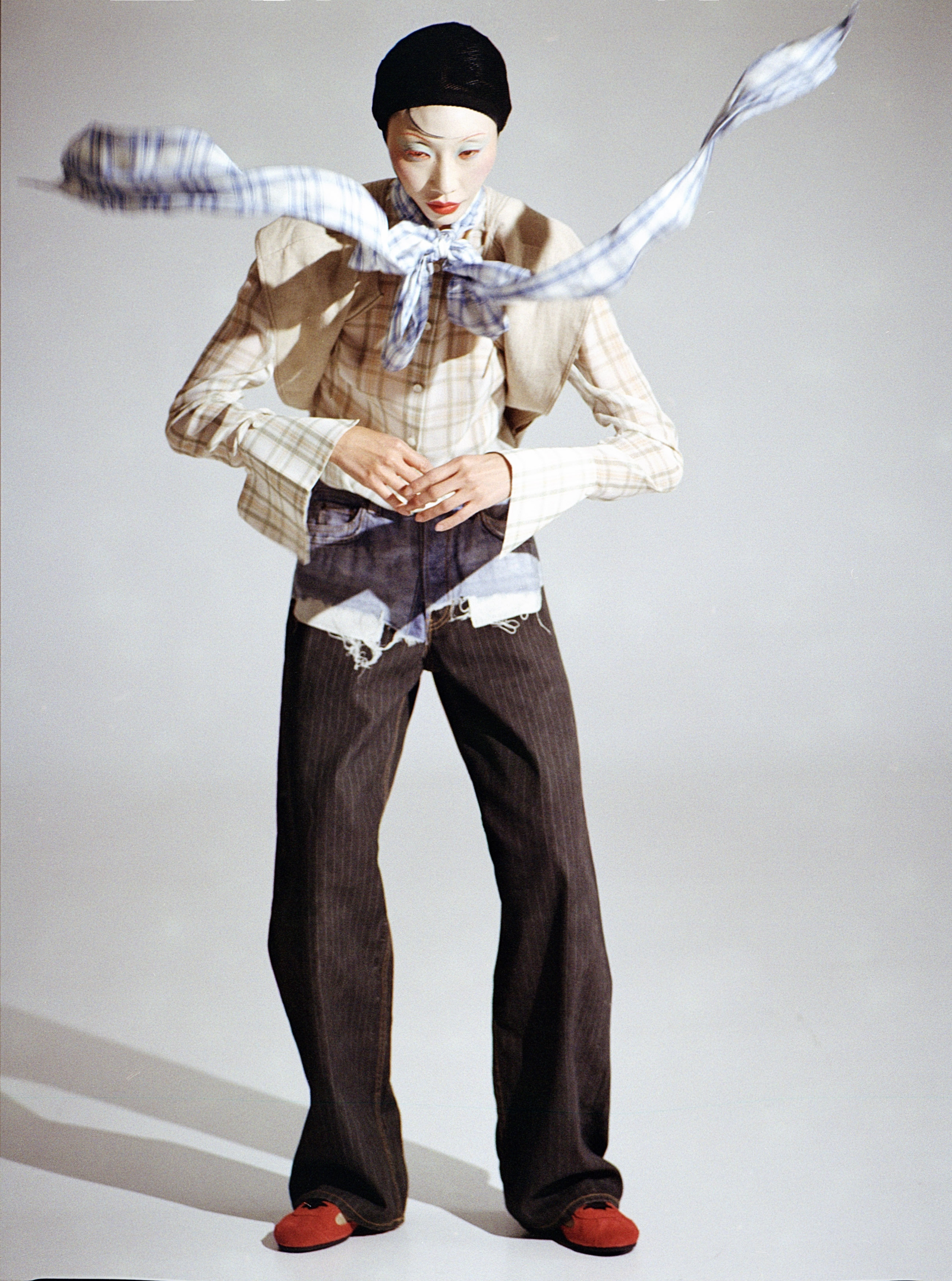 Camisa e calças, ACNE STUDIOS. Ténis, PROENZA SCHOULER.