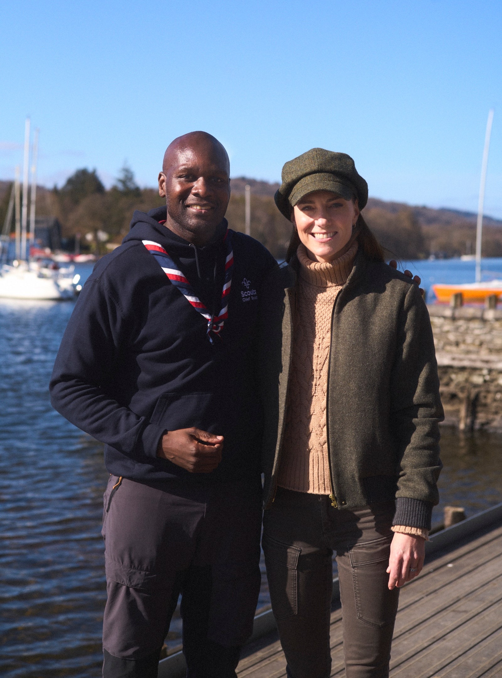 Kate Middleton fotografada com Dwayne Fields, chefe dos escuteiros do Reino Unido.