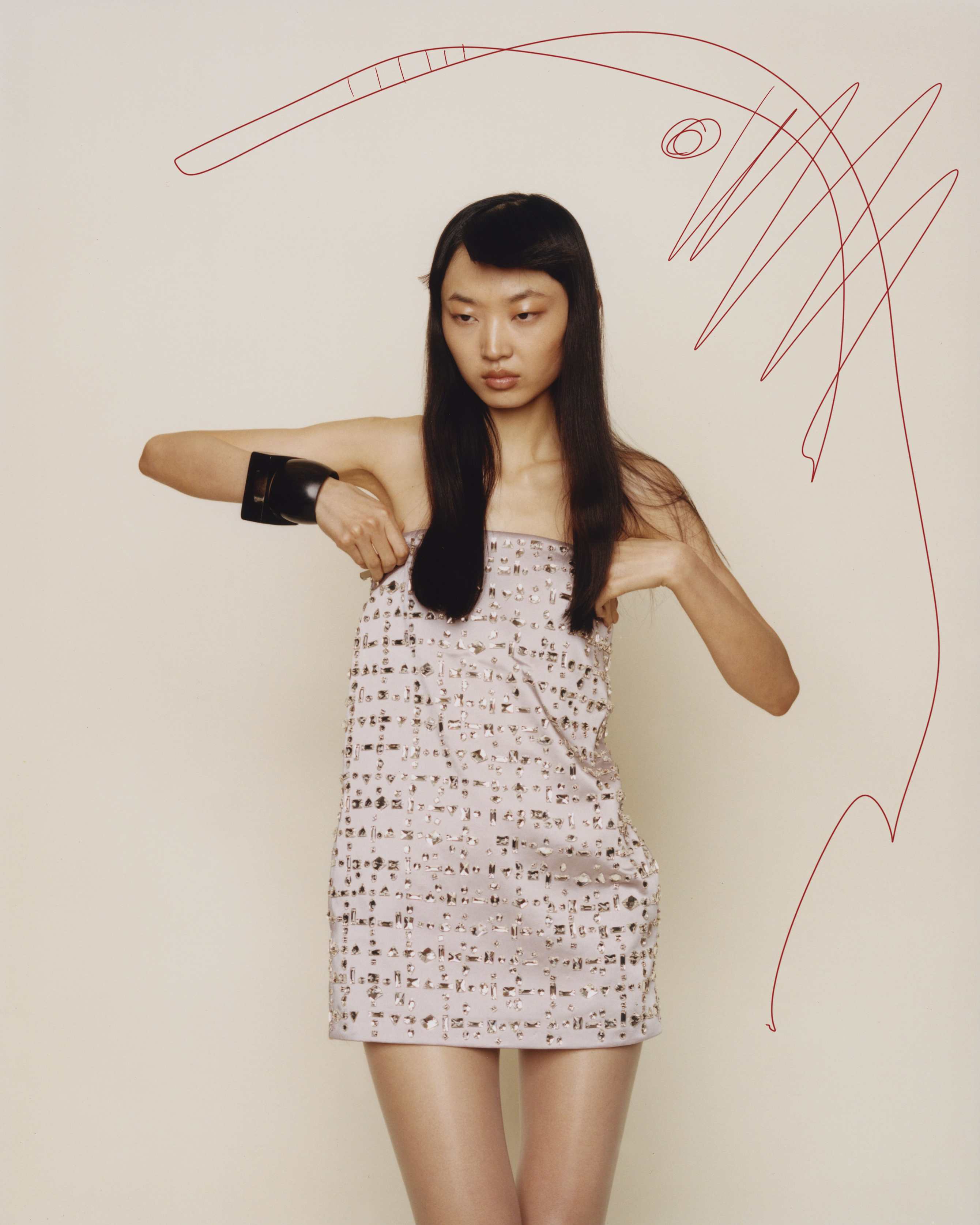 Miao: vestido, 16ARLINGTON. Pulseira, AMANDA JOHANNE LINDE. Pulseira, SAINT LAURENT BY ANTHONY VACCARELLO