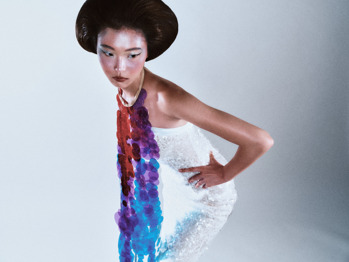 Vestido,  AVARO FIGLIO. Colar, AGGLOMERATI.