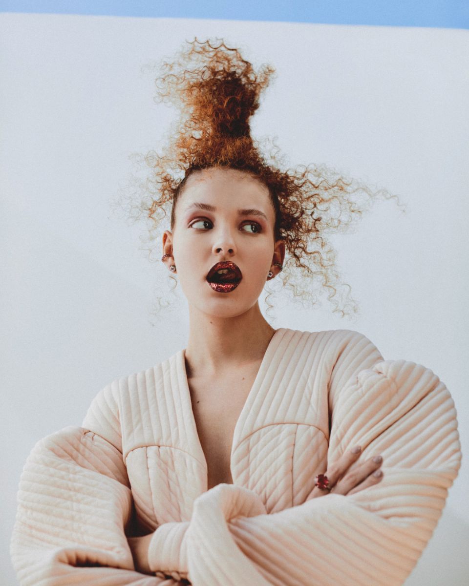 Natália: jumpsuit, Fendi. Brincos e anéis, tudo Mariana Pelegrini
