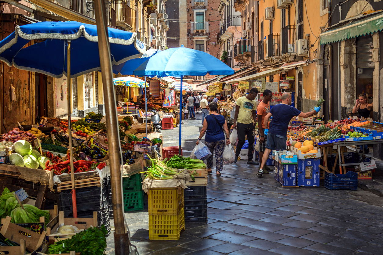 Mercado de frutas, legumes e peixe na cidade de Catania, Sicilia ©Istock Images
