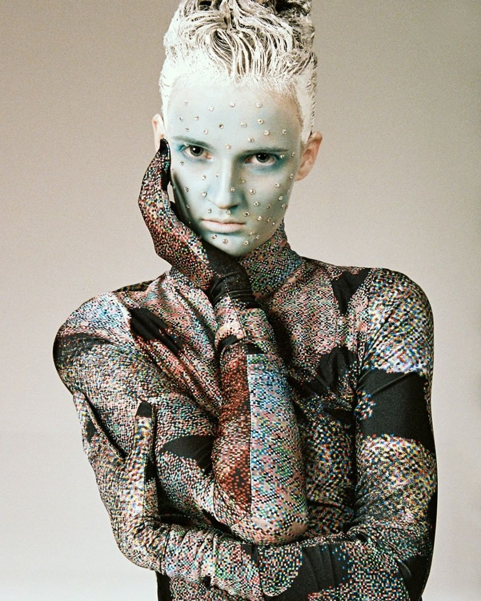 Fotografia de Branislav Simoncik. Styling de Jan Králíček. Modelo Denisa Smolikova. Vogue Portugal, novembro de 2021