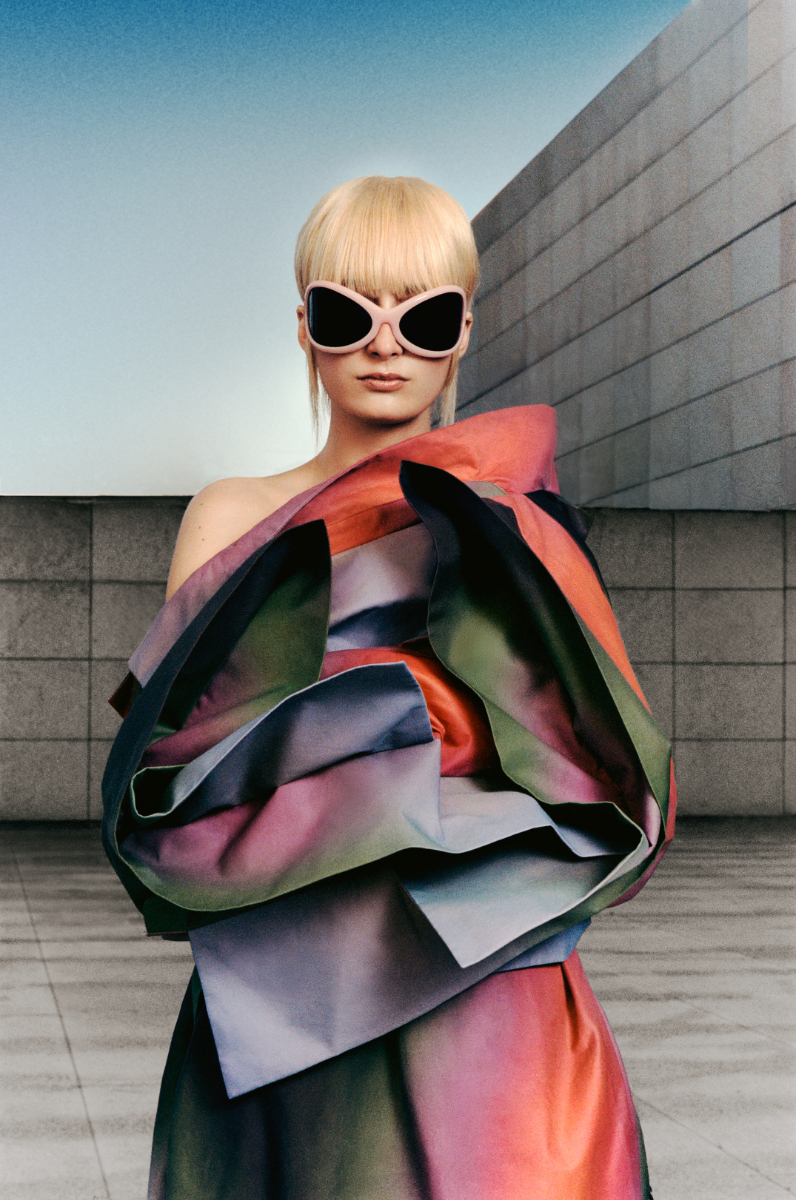 Casaco, ERNESTO NARANJO. Óculos de sol, ACNE STUDIOS.