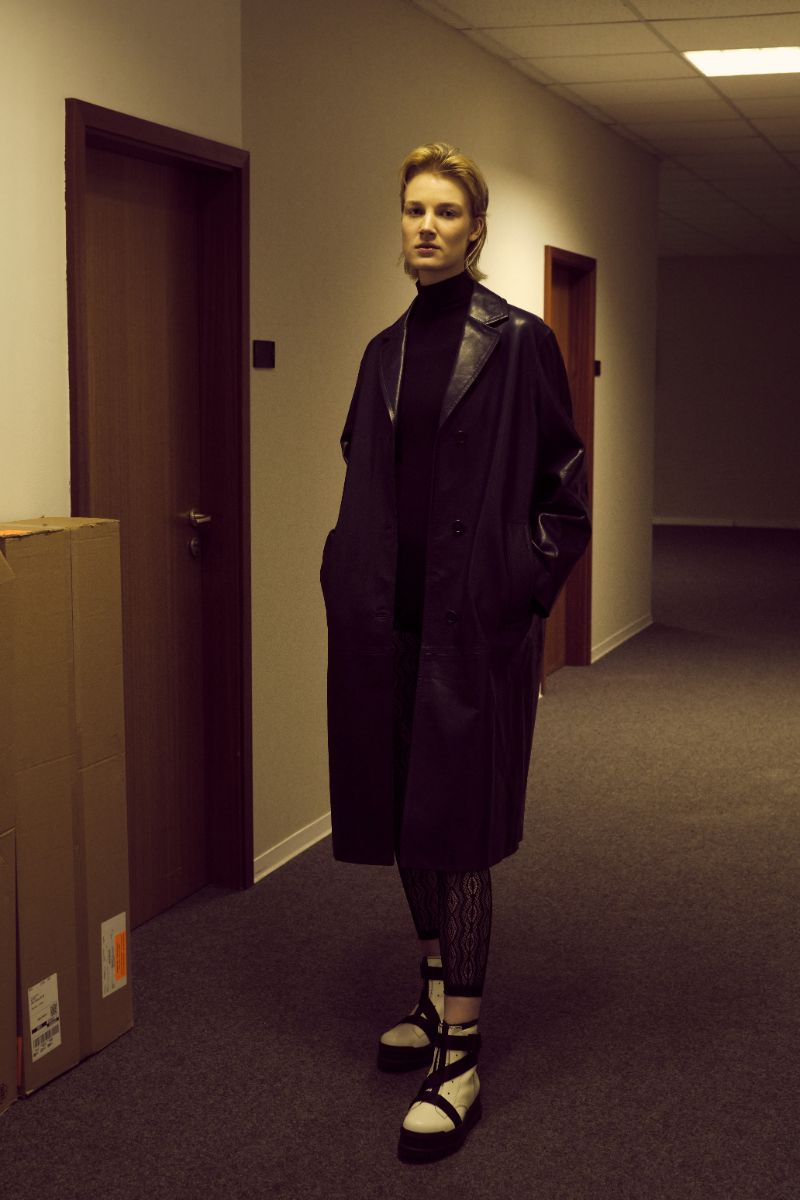 Body, Falke. Leggings, Hedoine. Casaco, Joseph. Botas, UGG.