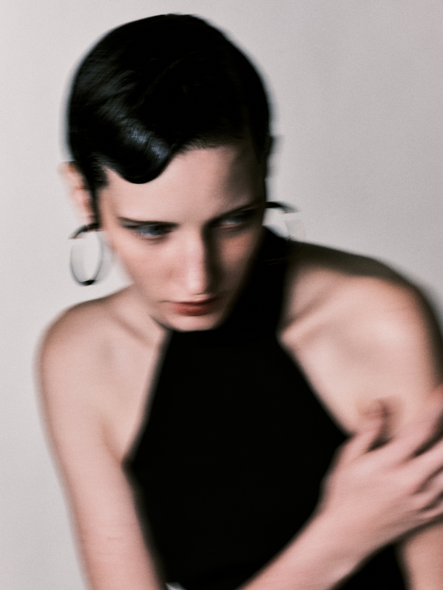 Vestido, GALLELLO ATELIER. Brincos, SHAUN LEANE. Vestido, GALLELLO ATELIER. Brincos, SHAUN LEANE.