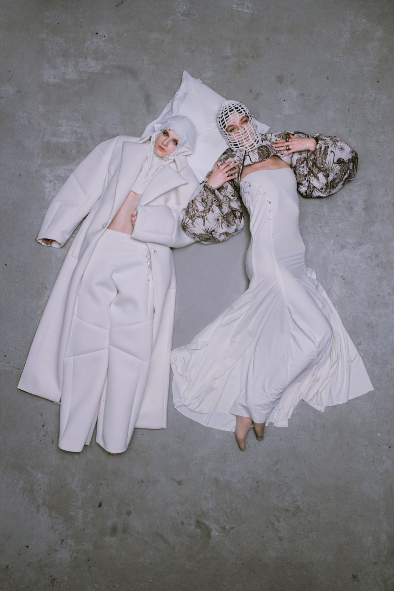 Anais: casaco e calças, GIULIA MINARINI. Balaclava, ANNA BORRIELLO & GIUGLIA GAGLIARDI. Giulia: vestido, ANNA BORRIELLO. Casaco, GIULIA MINARINI. Balaclava, ANNA BORRIELLO & GIULIA GAGLIARDI; Anais: vestido, CAMILLA MILANO. Baclava, TOMASO RICCIARDI. Botas, da produção. Giulia: vestido, GIULIA MINATITI. Balaclava, GIULIA GAGLIARDI. Sapatos, da produção.