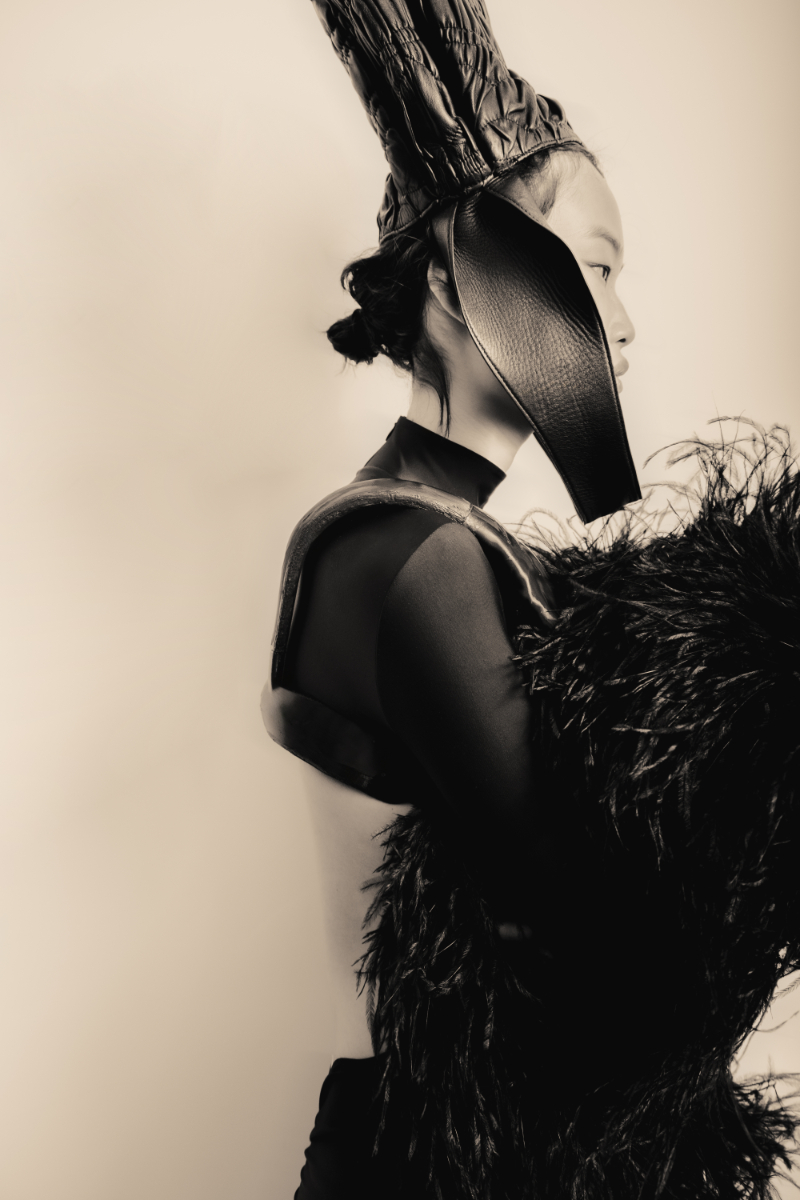 Top, ALVARO CALAFAT. Jumpsuit, SUAVAGEMAMMA. Carteira (usada na cabeça), SIMORRA. Casaco, MARIA GOROF. Sapatos vintage, da produção.