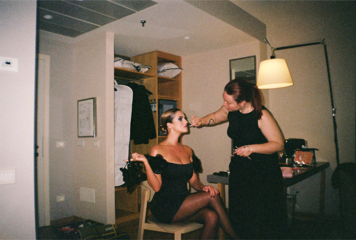 À esquerda: Júlia Palha prepara-se para o desfile de Elisabetta Franchi
