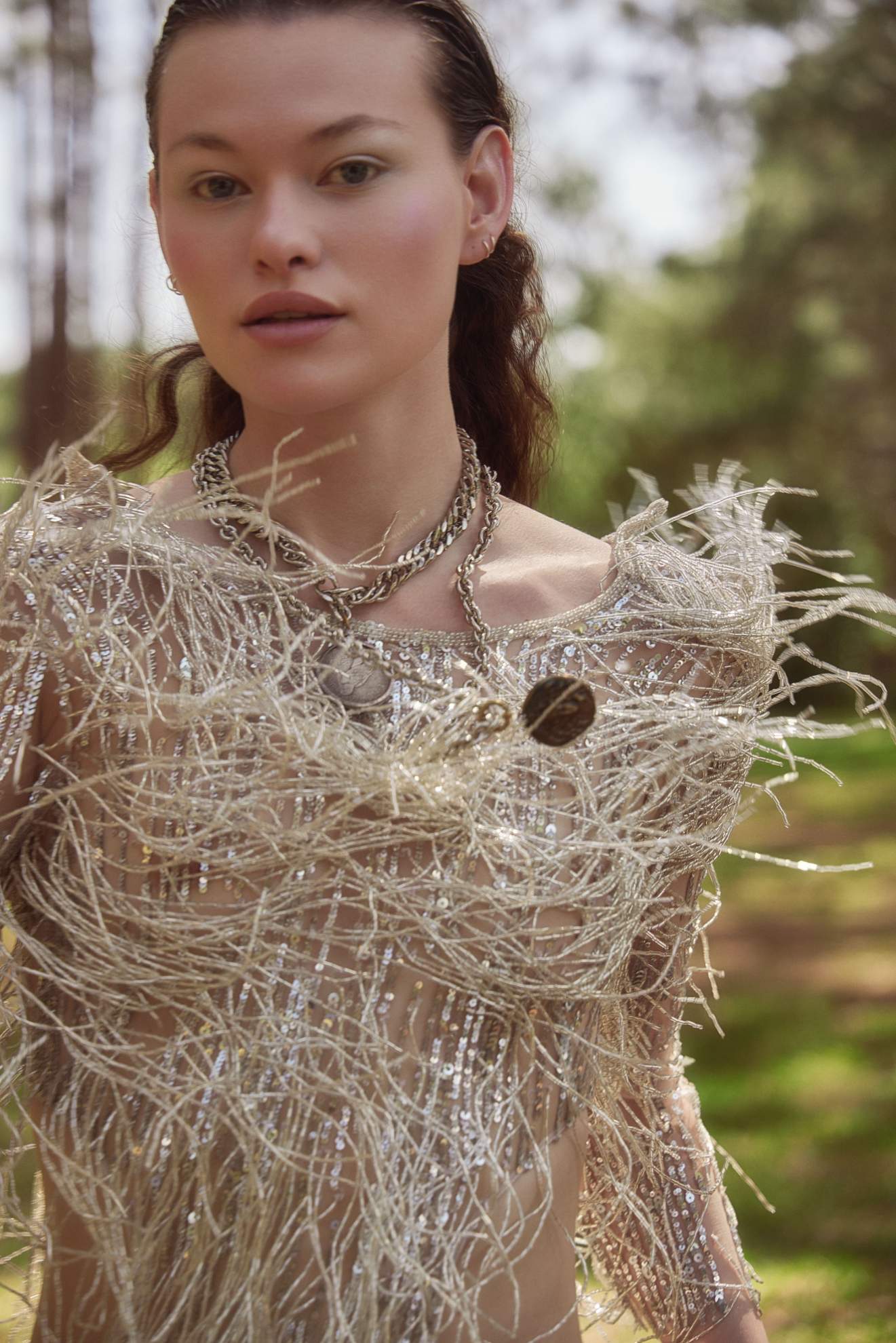 Vestido, NAEEM KHAN. Choker e colar Coin Collection em metal banhado a prata, ambos VANIA & DAVID.