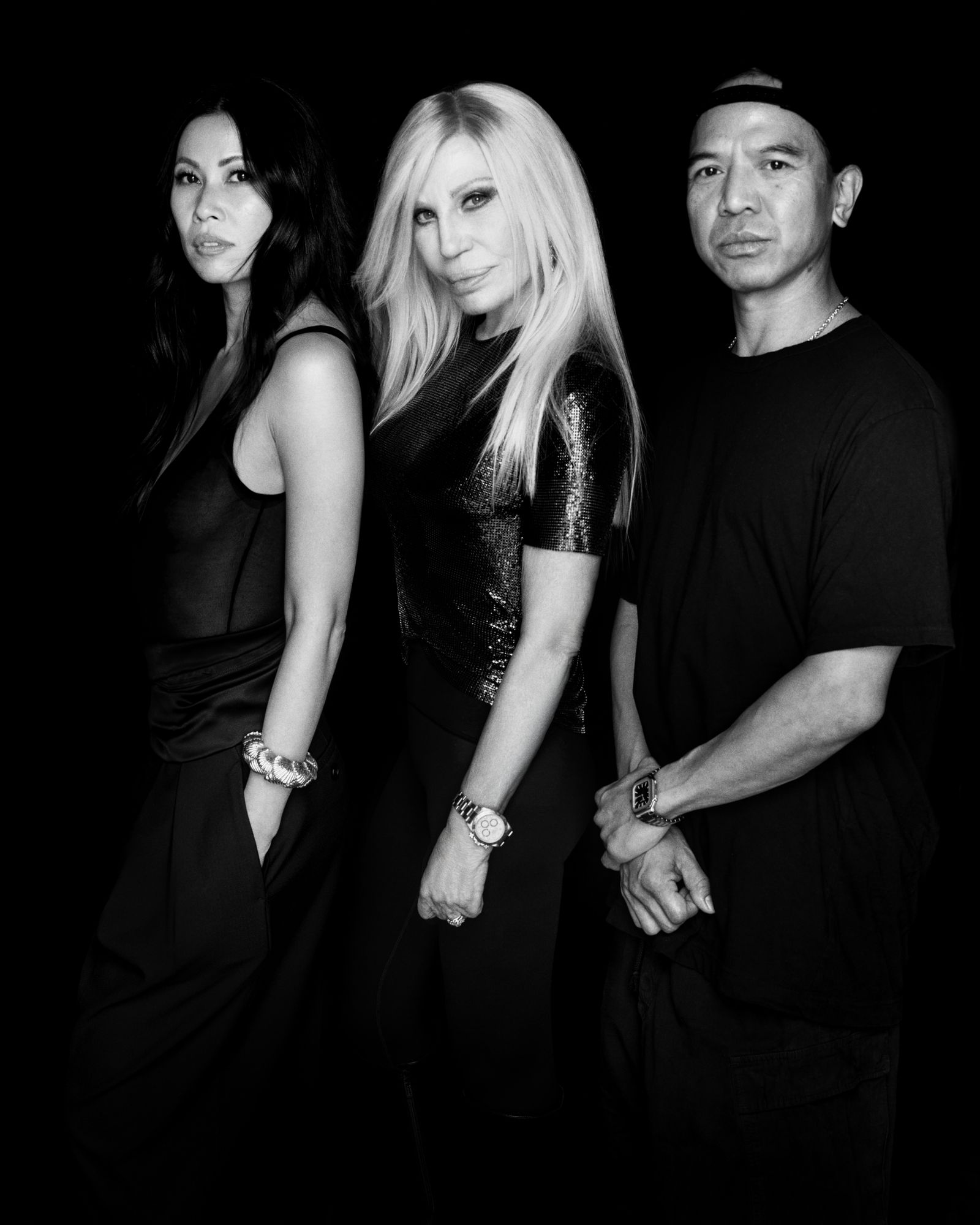 Donatella Versace com Raissa Gerona, presidente de marca e parcerias do Revolve Group, Donatella Versace e Michael Mente, cofundador e co-CEO do Revolve Group.