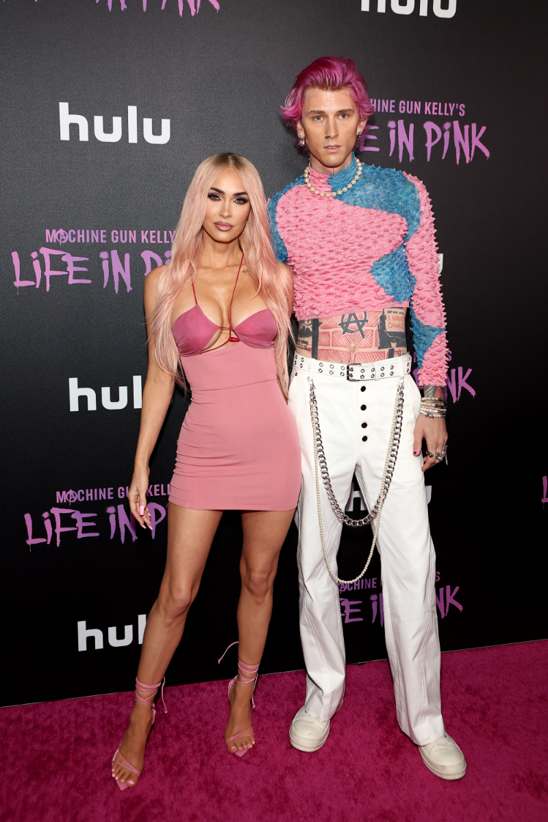 Megan Fox e Machine Gun Kelly na estreia do documentário 'Life in Pink'. © Getty Images