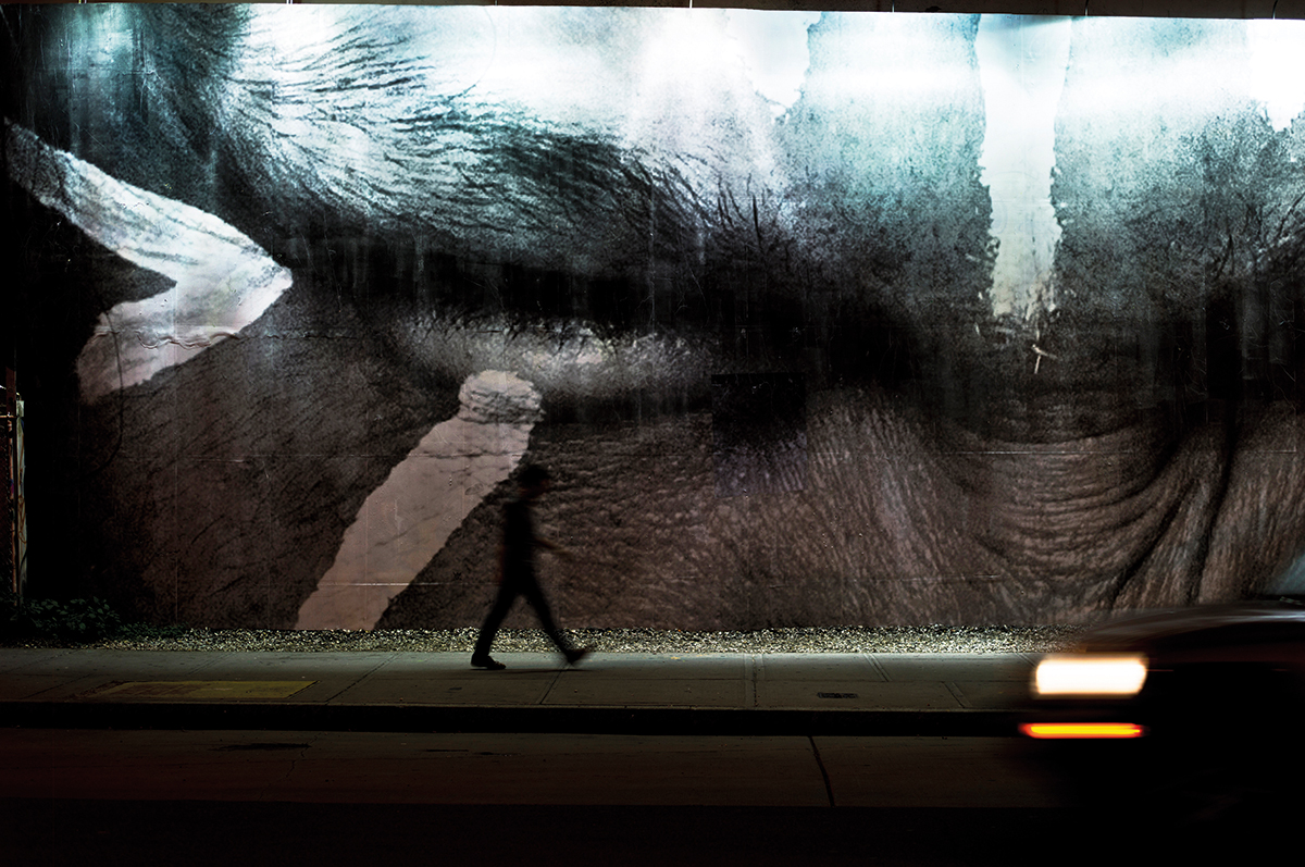 Inside Out: Native American Project. Instalação colocada entre as ruas Houston e Bowery, Nova Iorque, Estados Unidos, 2011.