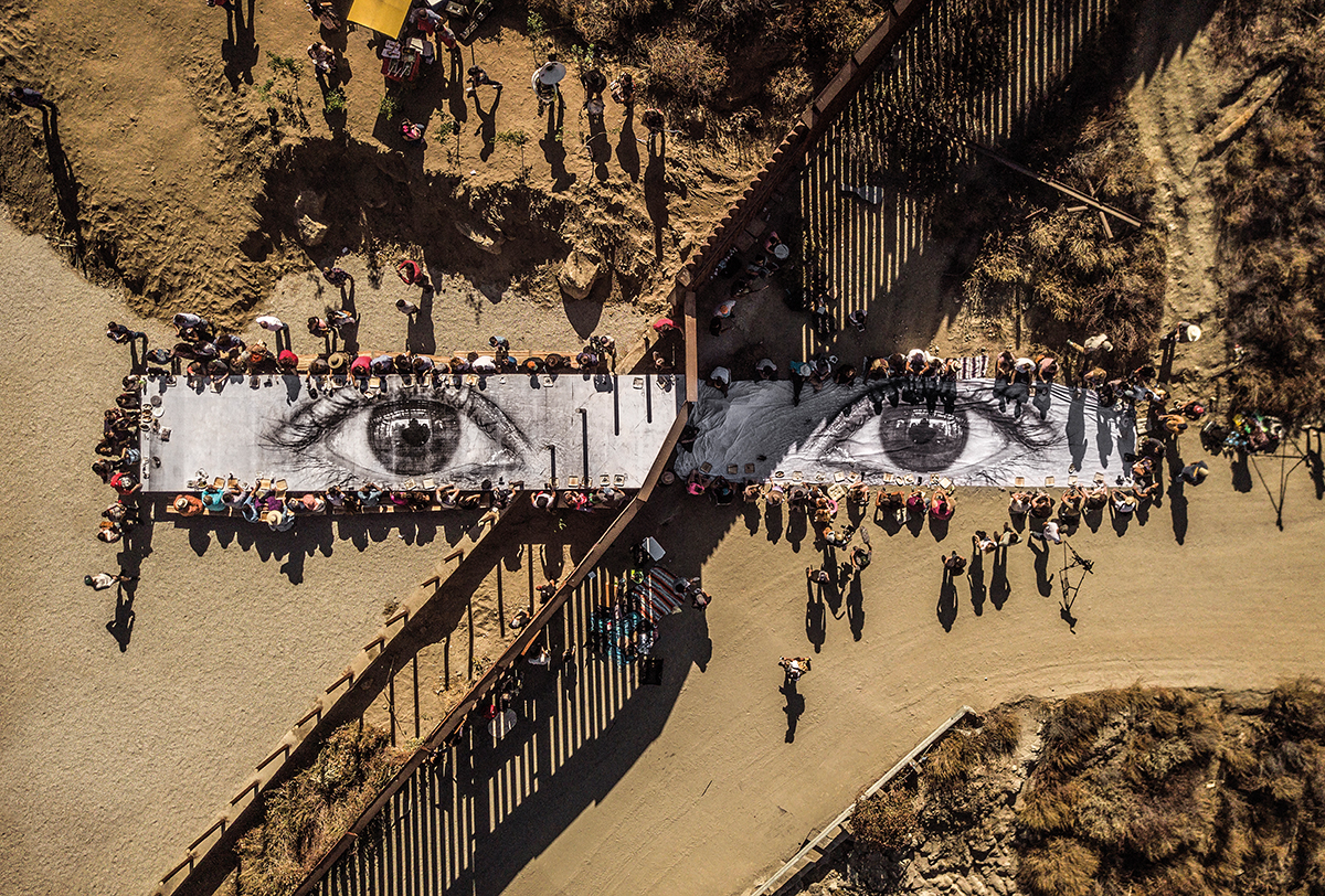 Collage de olhos no chão, atravessando a fronteira entre os Estados Unidos e o México, Tecate, 8 de outubro de 2017.