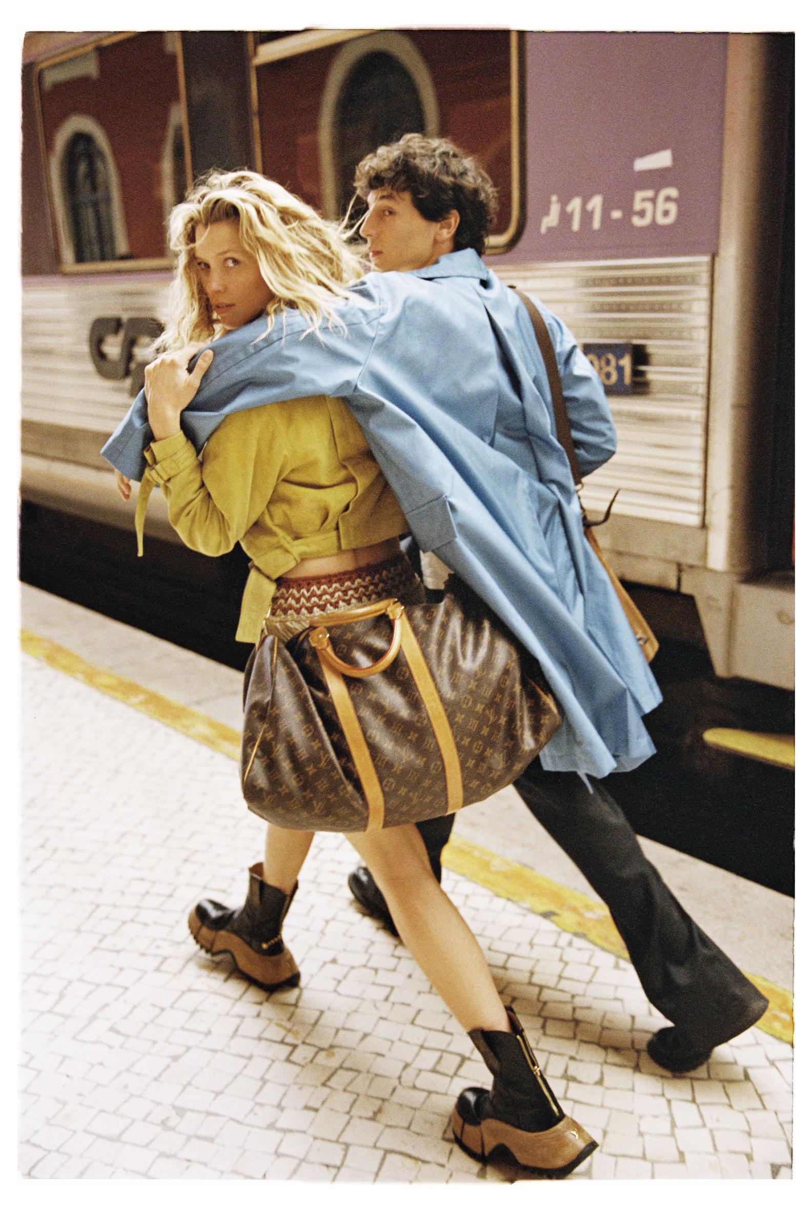 Anna: casaco e saia, ALBERTA FERRETTI. Mala (da produção) e botas, LOUIS VUITTON. Filipe: trench coat e calças, VALENTINO. Mala e sapatos, da produção.