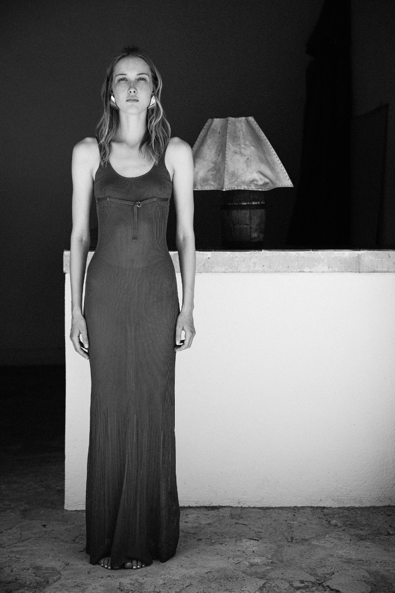 Vestido, Jacquemus. Brincos, Saint Laurent.
