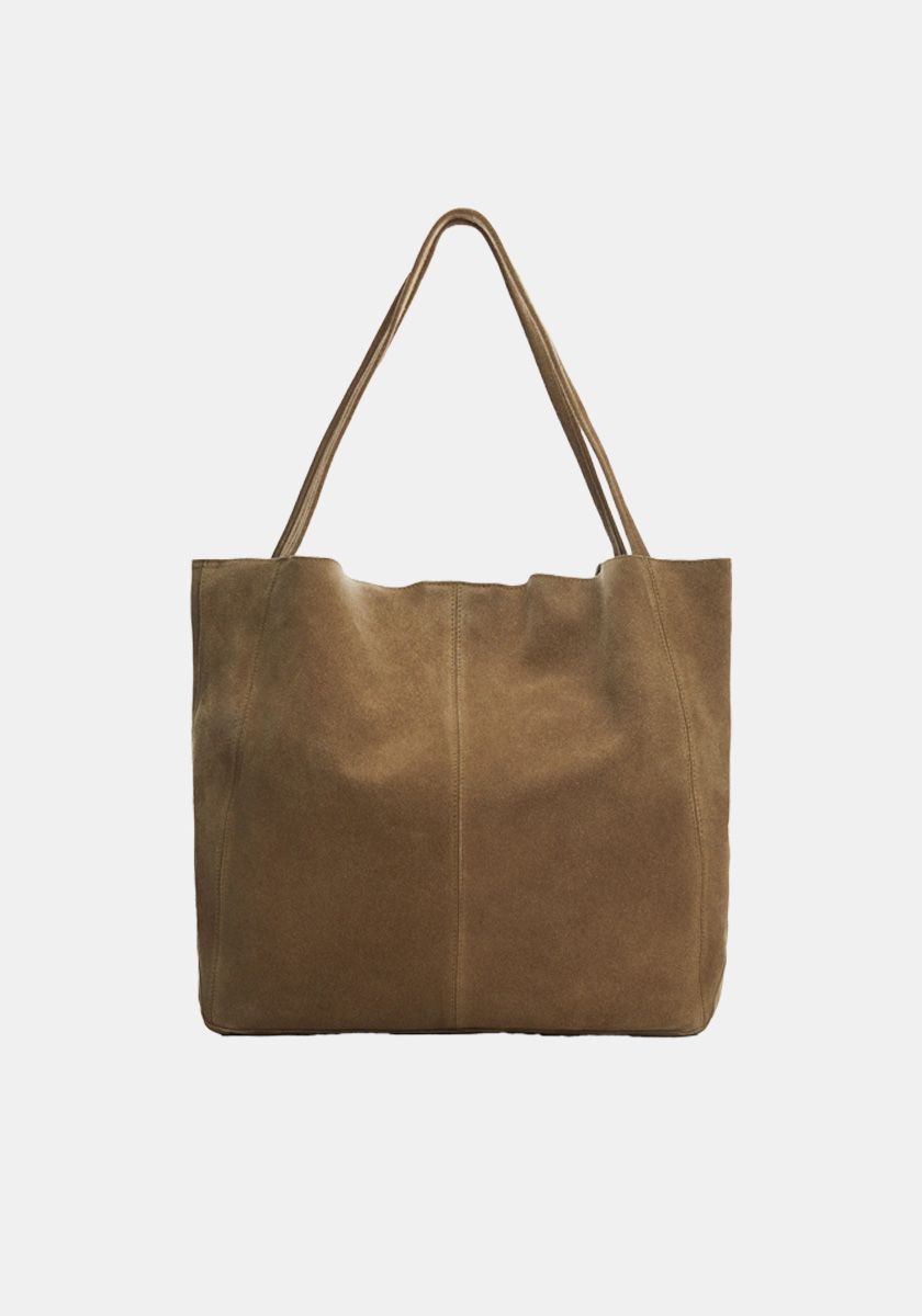 Em pele, € 49,99, Mango.