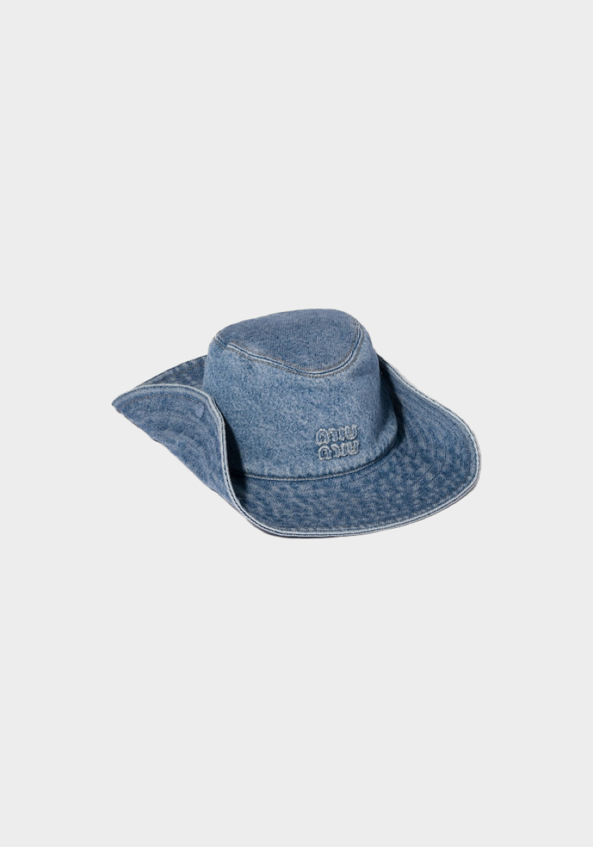 Chapéu em, denim, € 590, Miu Miu.