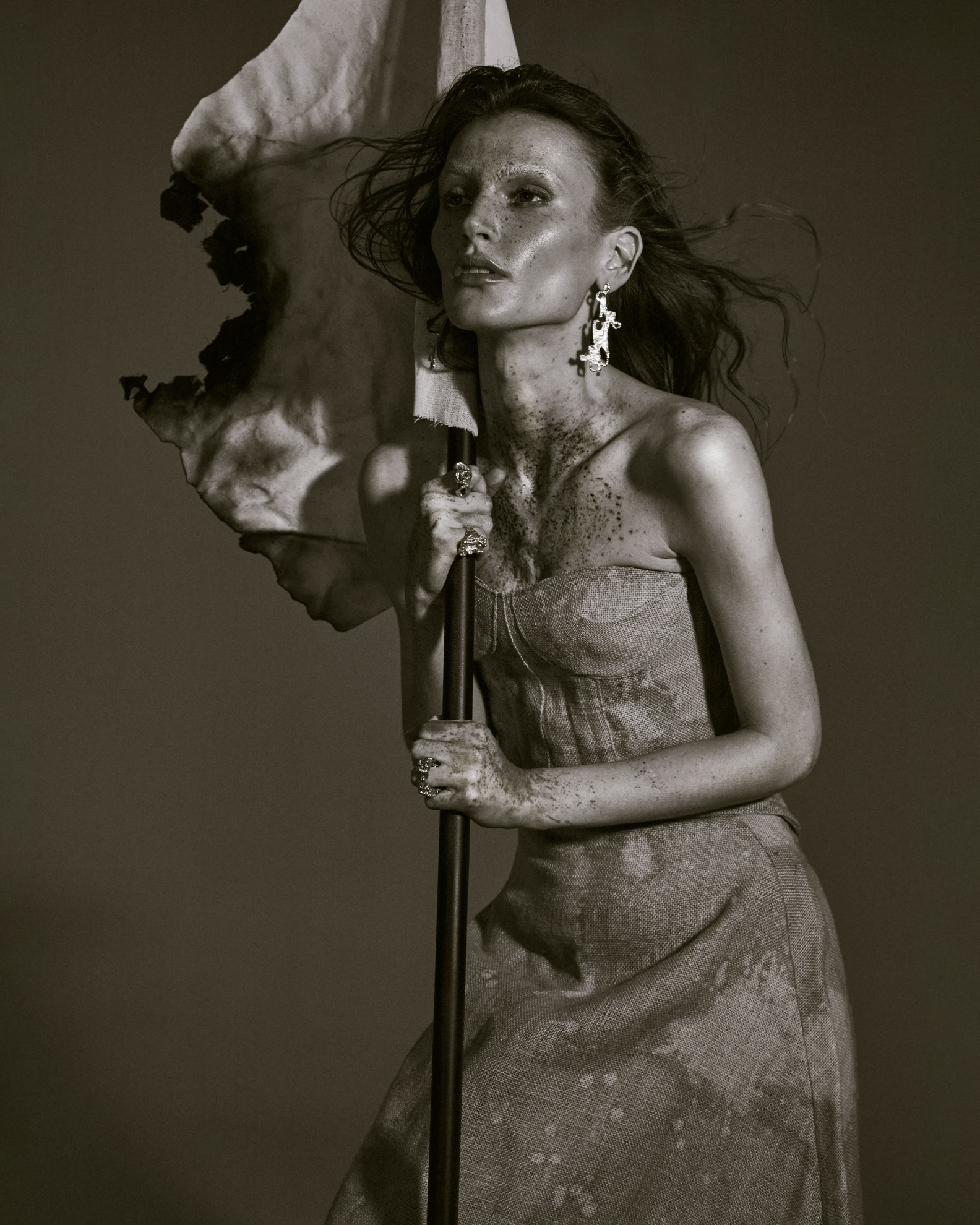 Vestido, LKL. Brincos e anéis, VASILIKI STUDIO. Botas, LE SILLA em KALOGIROU.COM.