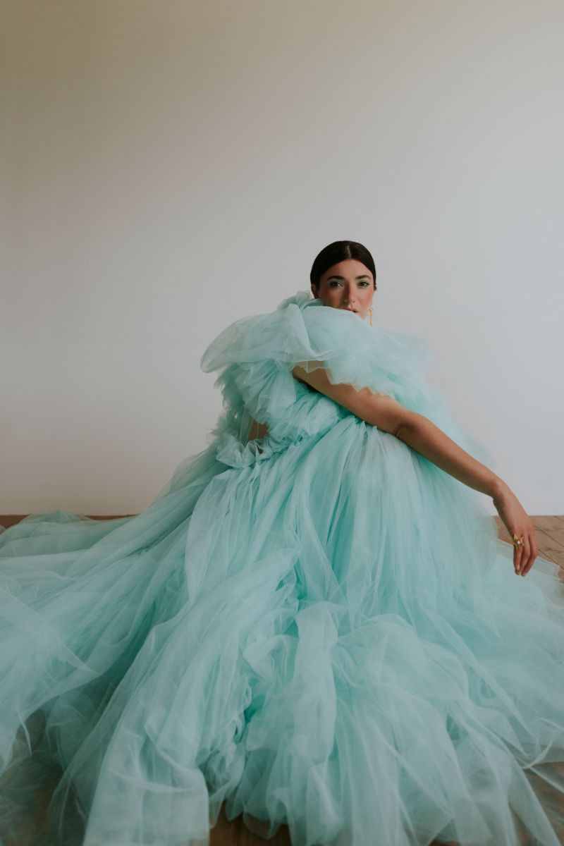 Brincos e anéis em ouro, ambos Beatriz Jardinha. Vestido em tule, Nuno Miguel Ramos.