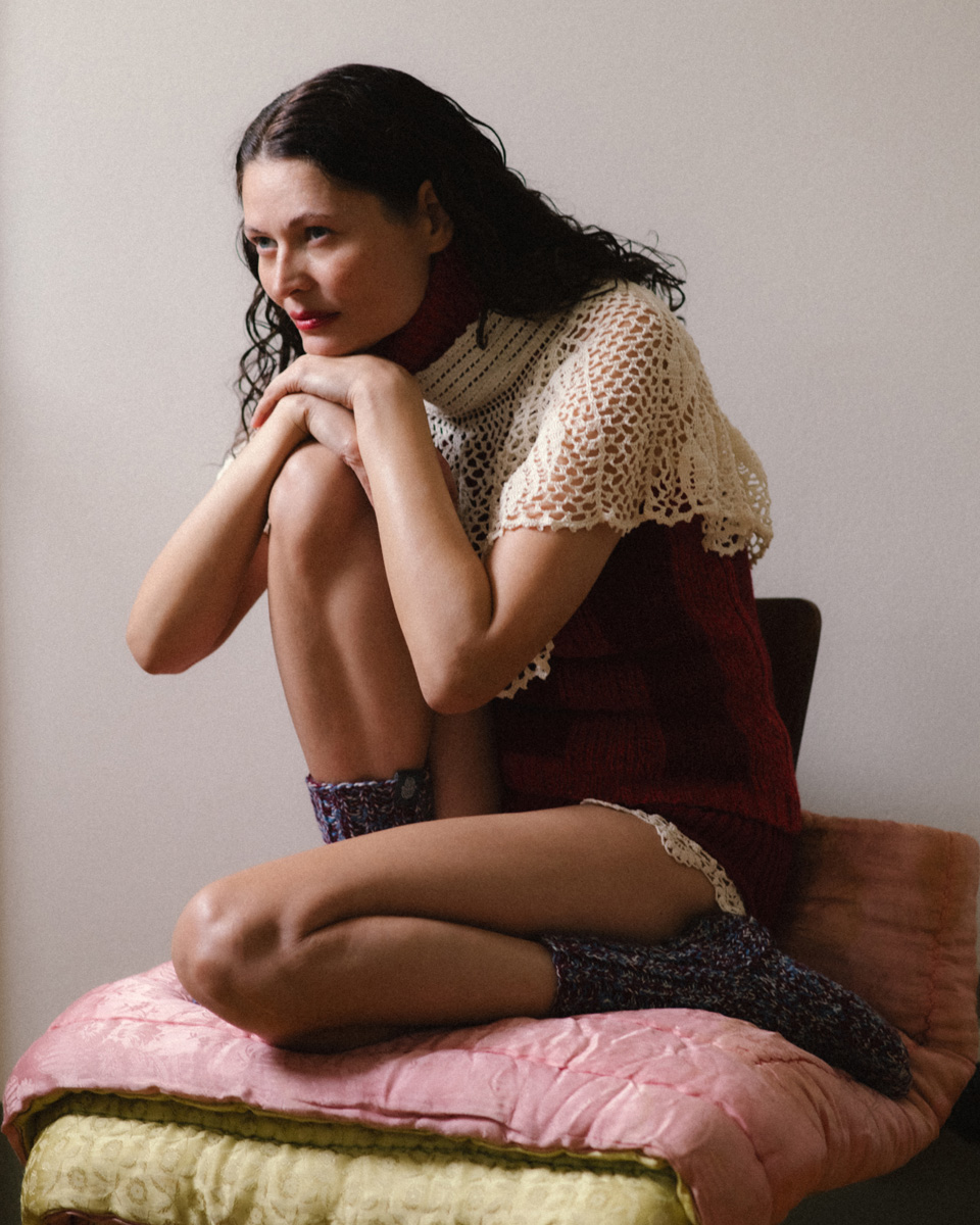 Agnieszka: saia (usada como capa), KAREN ARCANJO. Camisola, LE PETIT TROU. Calças, MAGDA BUTRYM. Meias, ROBOTY RECZNE.
