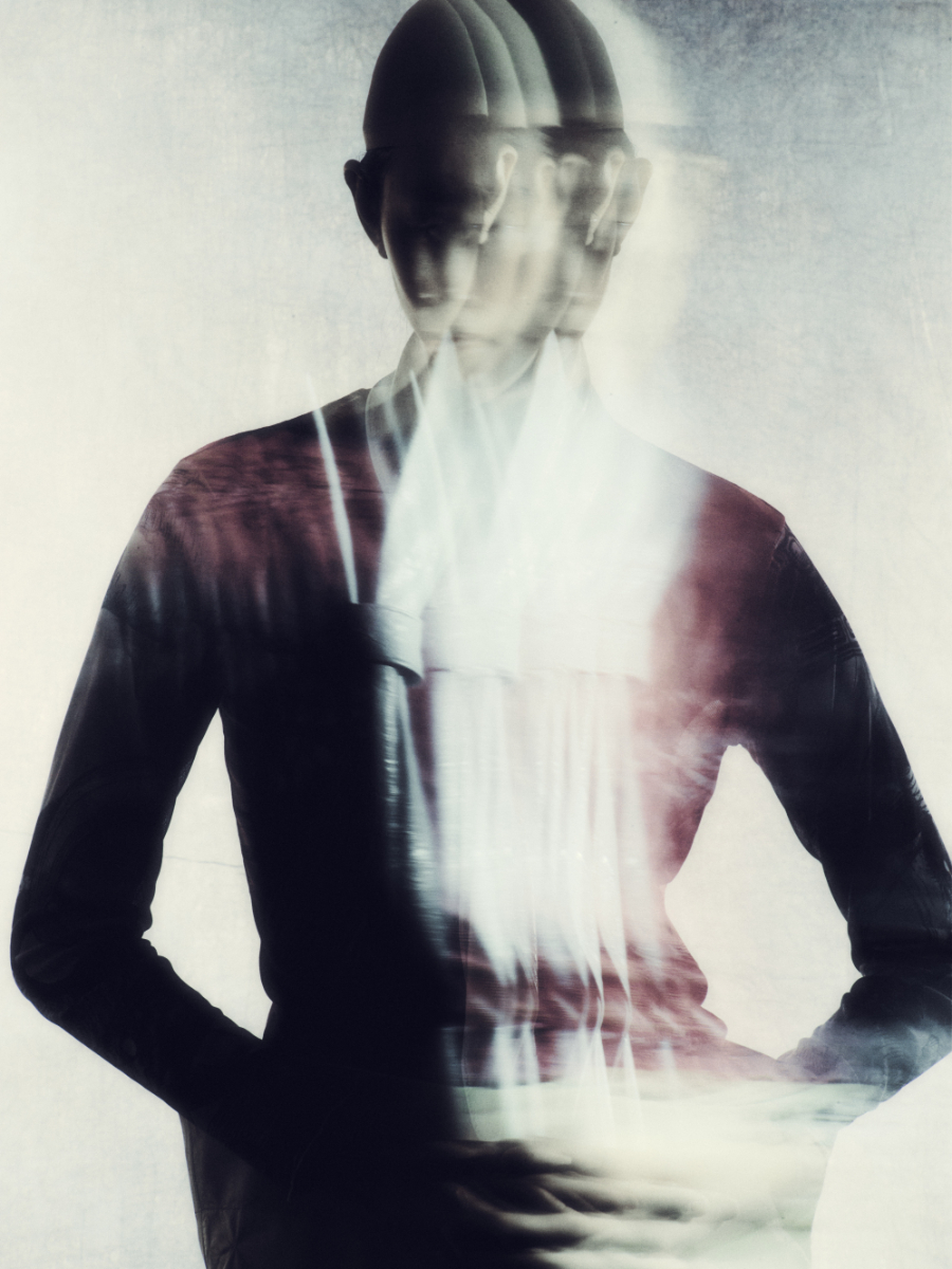 Camisola, GIUGLIA. Gravata e calças, PIETRO ZULIAN. 