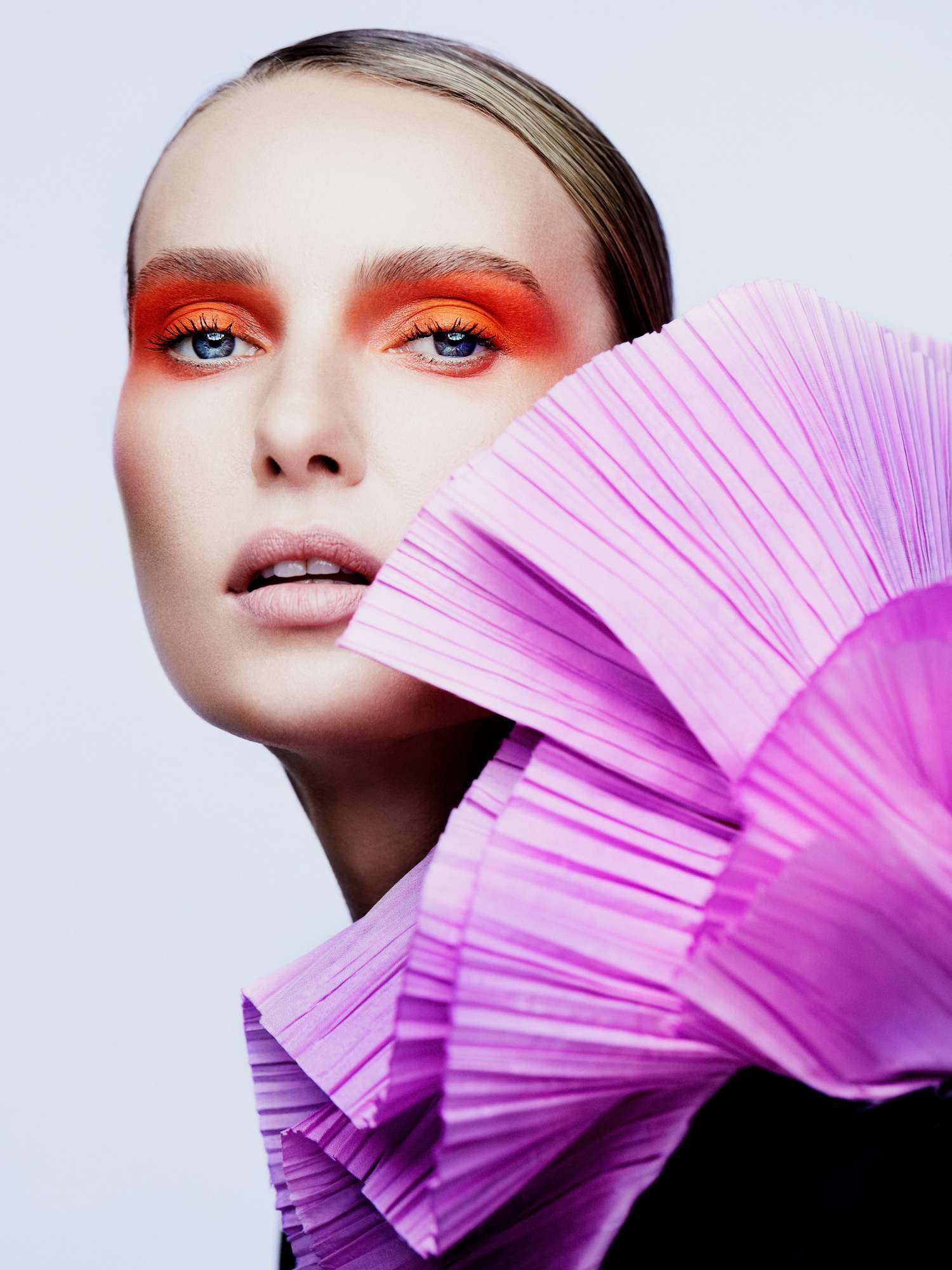 Vestido, YOUSEF AKBAR. Base Synchro Skin Radiant Lifting, no tom 160 Shell, € 60,50, SHISEIDO, na PERFUMESECOMPANHIA.PT. Pigmento em creme (usado nas maçãs do rosto) Shade And Illuminate Contour Duo, no tom Intensity 1, TOM FORD. Gel de sobrancelhas Clear Brow Gel, € 27, ANASTASIA BEVERLY HILLS. Pigmento em creme (usado nos olhos) Colorfix Mattes, no tom Carrot Top, € 23,50, DANESSA MYRICKS. Blush (usado nos olhos) Skin Mimetic Microsuede, no tom Vivid Dream, MAKE BEAUTY. Batom Matte Revolution, no tom Pillow Talk Original, € 34, CHARLOTTE TILBURY.