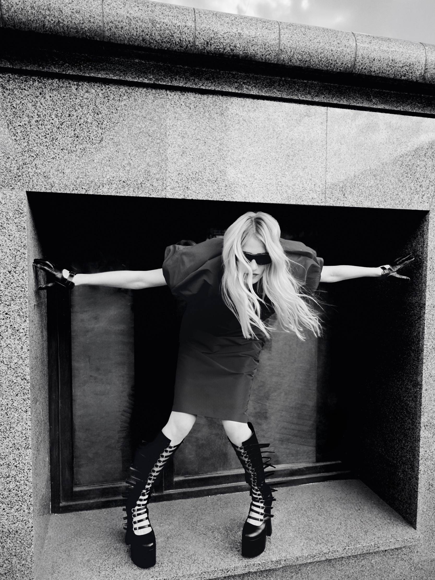  Vestido, N21. óculos de sol, RICK OWENS. Luvas e botas, da produção.