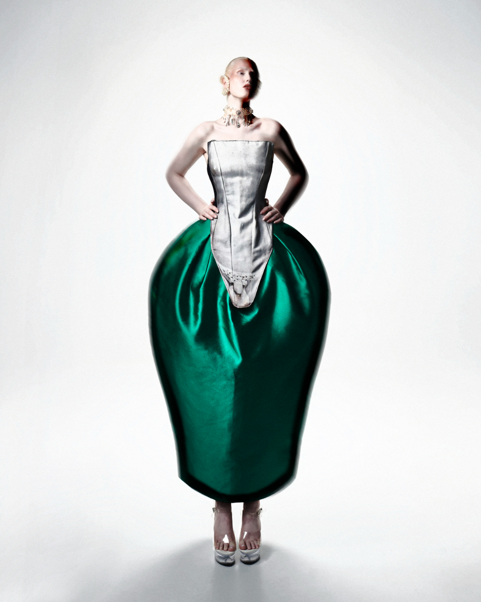 . Corset, GE DE ROSA. Saia, ALEJANDRO RESTA. Colar, GRACE BRIDAL INDUSTRIES. . Corset, GE DE ROSA. Saia, ALEJANDRO RESTA. Colar, GRACE BRIDAL INDUSTRIES.