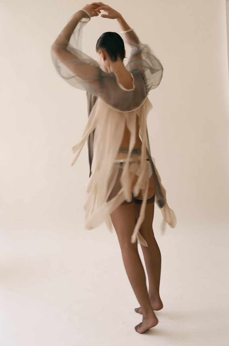 Vestido, PAULA RONDON. Cuecas e collants, da produção.