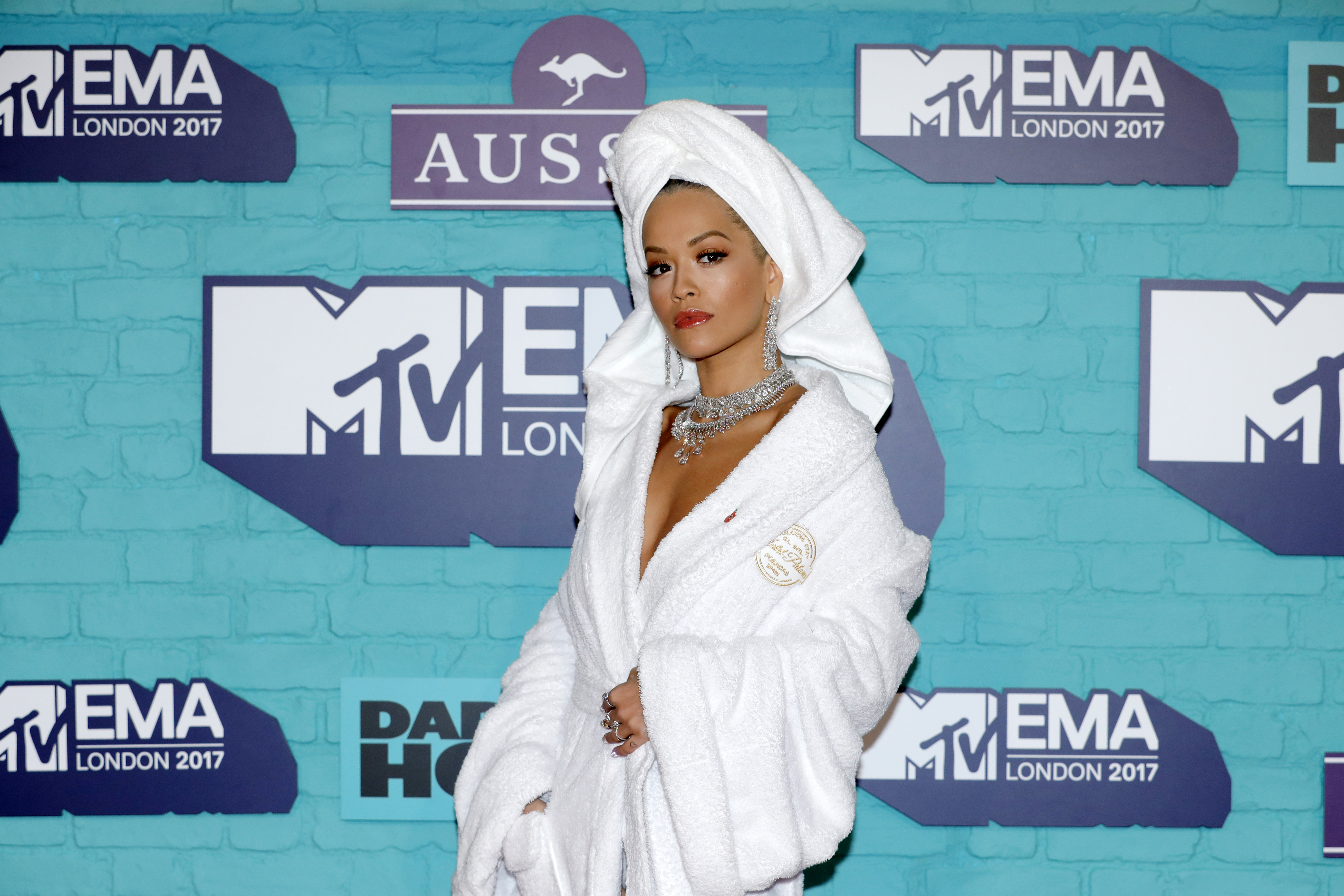 Rita Ora, em Palomo Spain com jóias e pumps Lorraine Schwartz © Getty Images