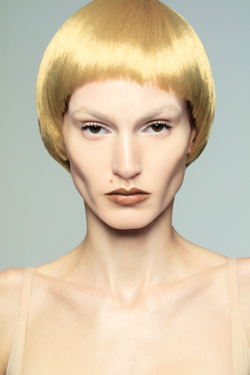 Tamara: soutien, MARKS & SPENCER. Vestido, PENTI. Sapatos, ILVI. Base Luminous Silk, no tom 2, € 63,60, ARMANI BEAUTY, em PERFUMESECOMPANHIA.COM. Corretor Teint Idôle Ultra Wear All Over, no tom 02 Lys Rosé, € 40, e máscara de pestanas Lash Idôle, no tom Glossy Black, € 44, LANCÔME em SEPHORA.PT. Pigmento em creme Match Stix Contour Skinstick, no tom Amber, € 31, FENTY BEAUTY. Lápis de lábios Lip Pencil, no tom Cork, € 27, e batom Frost, no tom Bronze Shimmer, € 27, MAC. 