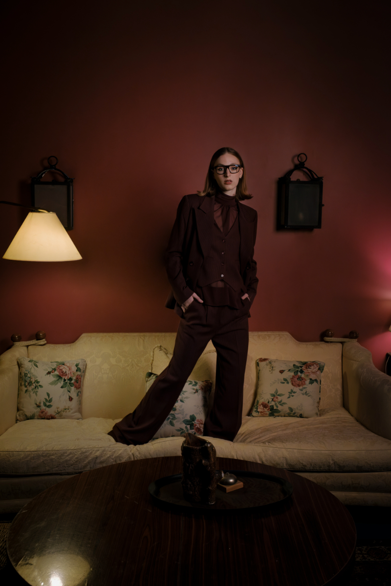 Lucia: casaco, FACE TO FACE. Body, GIULIA GAGLIARDI. Brincos e pulseiras, ÈRI SIX. Cinto, meias e sapatos,tudo da produção; Laura: blazer, colete, camisa e calças, tudo FACE TO FACE. Óculos, vintage da produção.