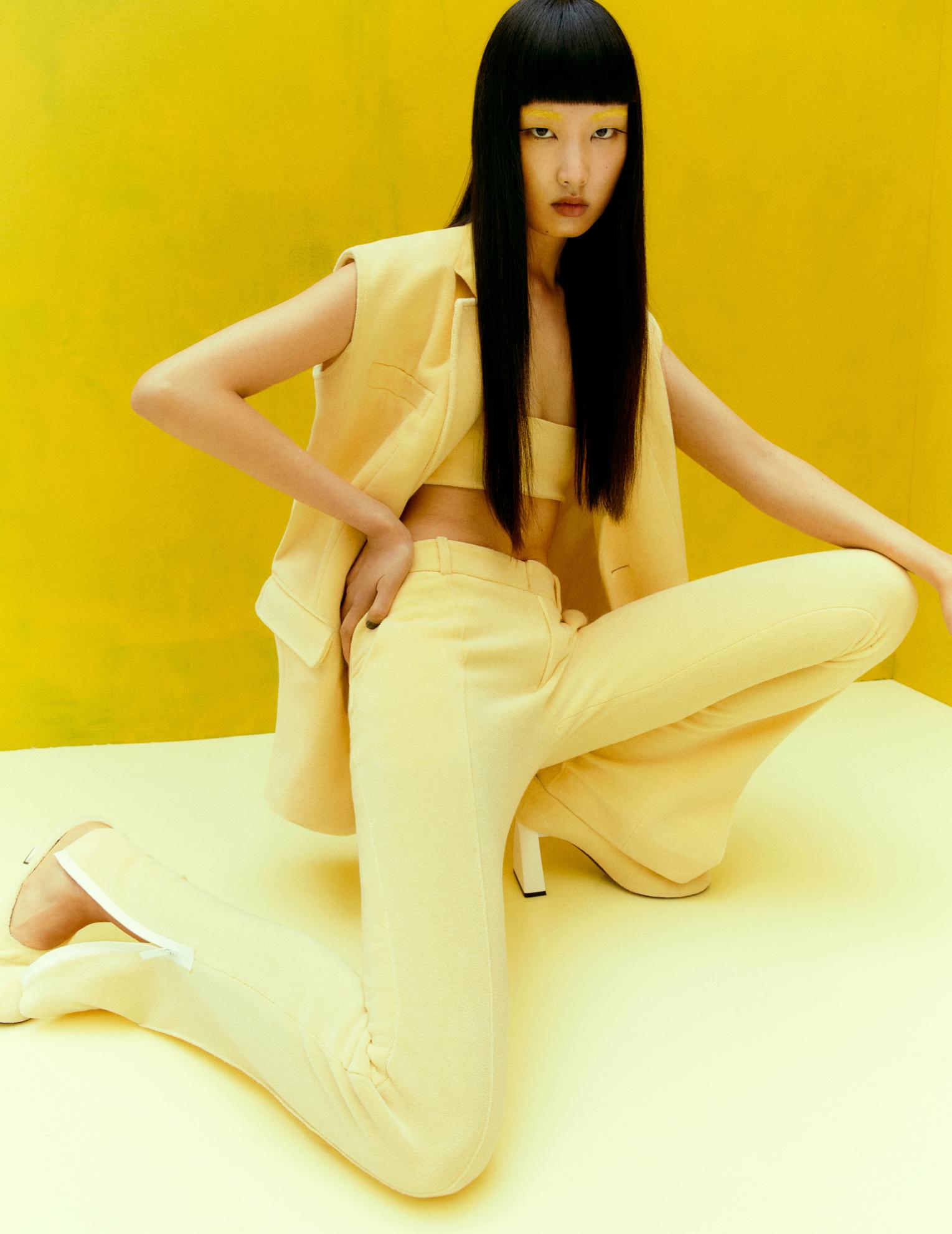 Wang: colete, top, calças e sapatos, tudo NINA RICCI.