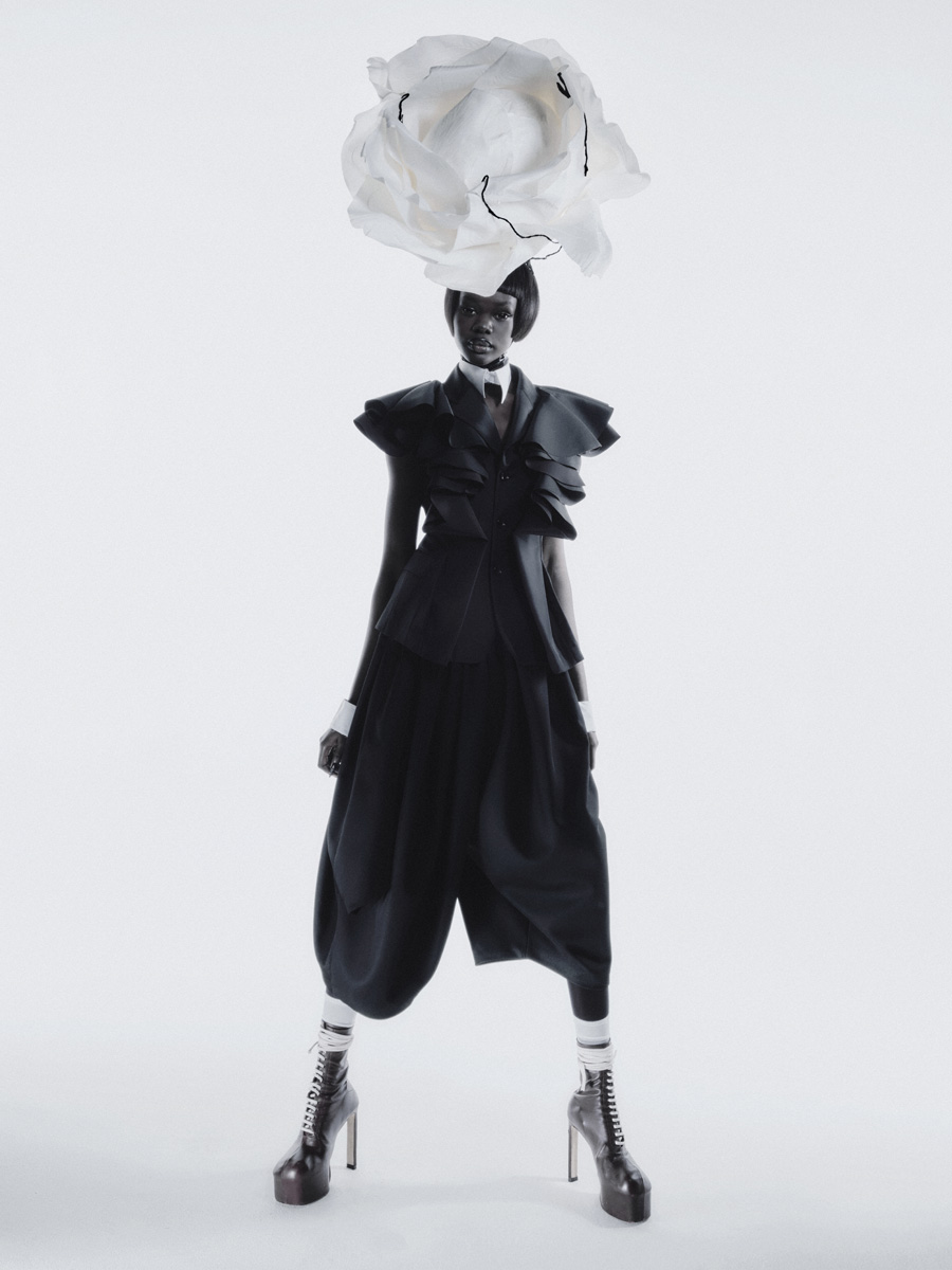 Casaco, calças e camisa, tudo COMME DES GARÇONS. Headpiece, VERONICA MARUCCI. Meias, CALZEDONIA. Sapatos, SSHEENA.