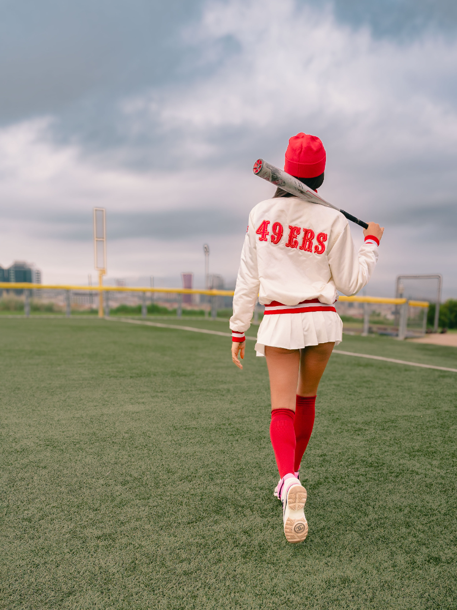 Casaco, REEBOK X 49ERS. Saia, CELINE. Gorro, LANVIN. Ténis, CHANEL. Casaco, REEBOK X 49ERS. Saia, CELINE. Gorro, LANVIN. Ténis, CHANEL.
