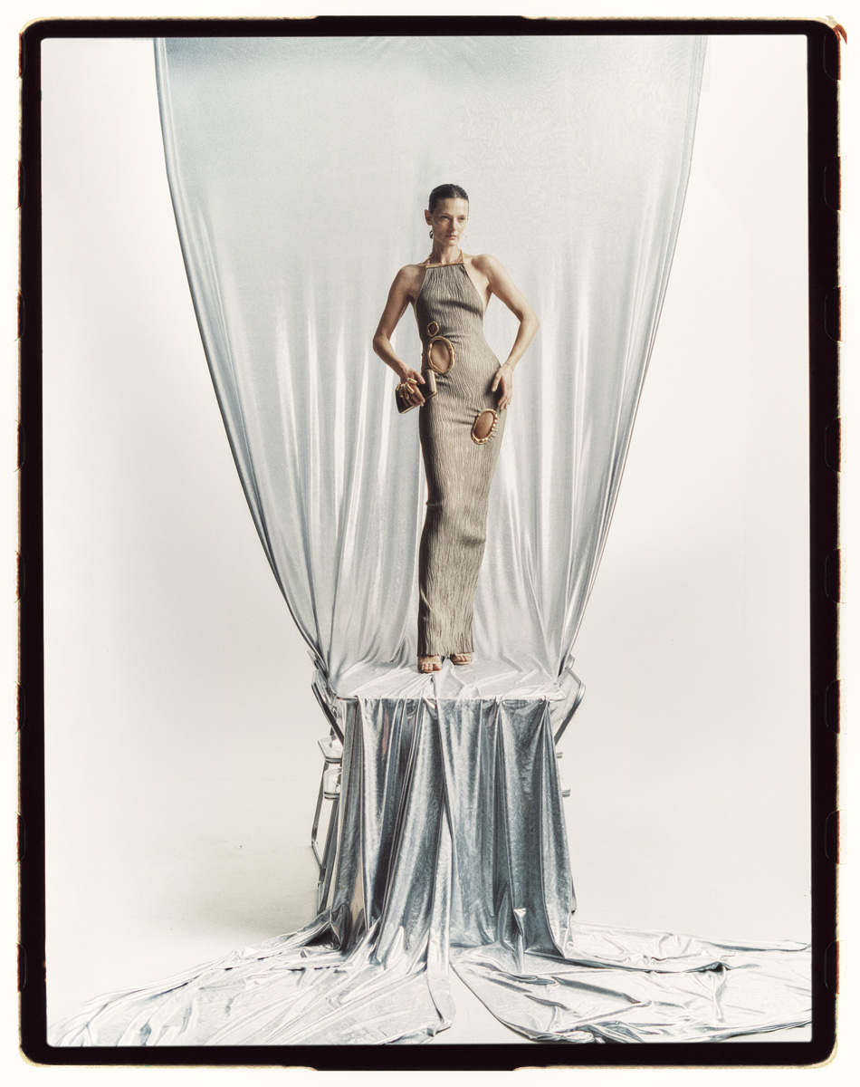 Vestido, anel, carteira e sandálias, tudo SCHIAPARELLI.